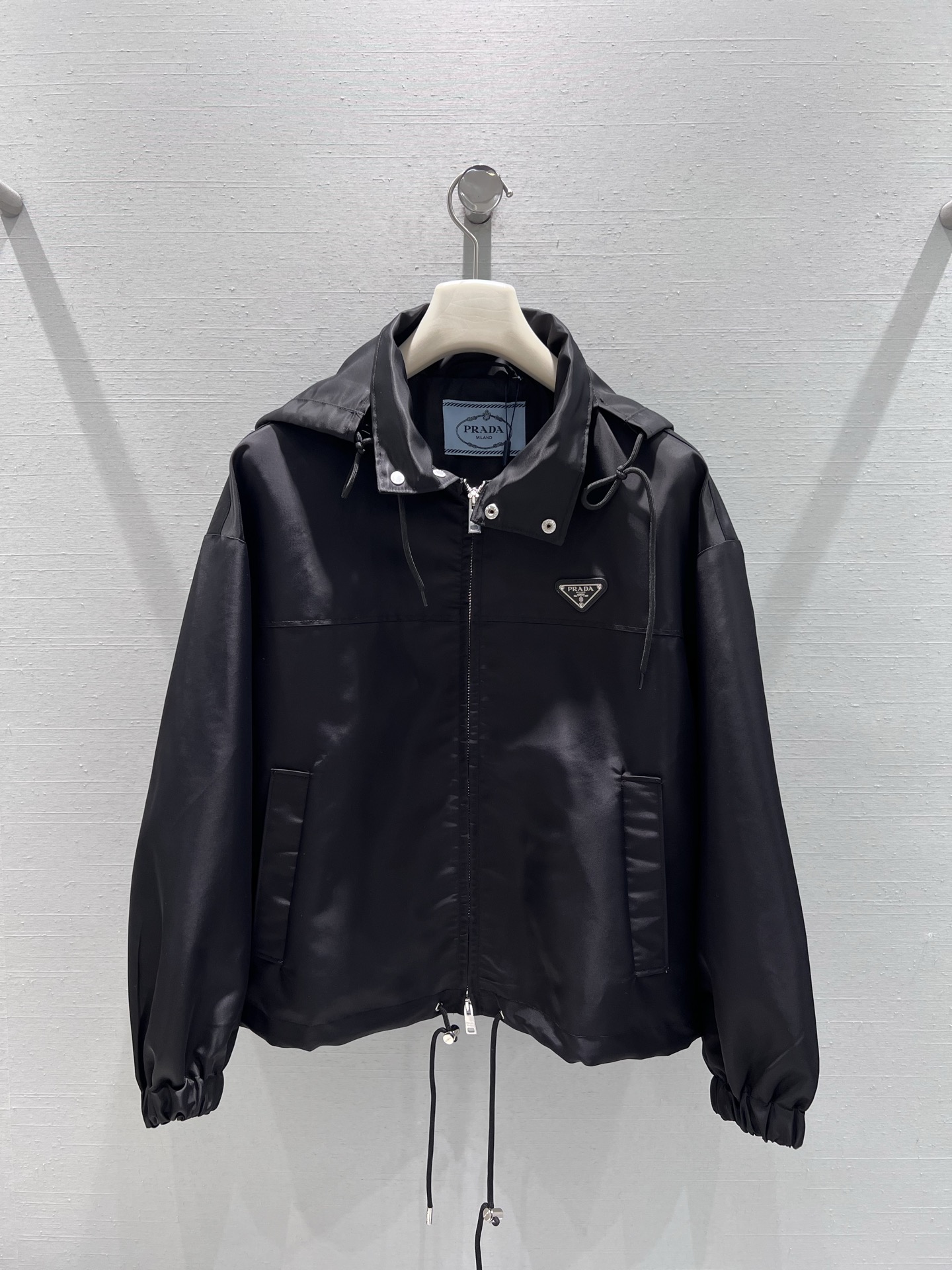 NO:667354,Supports replacement PRAD*2025FW new autumn and winter series // PD nylon hooded jacket made of nylon (Re-Nylon) fabric, the matte texture also gives the clothing a low-key high-end luster. The oversize short version is excellent for all types of body types.  The tolerance is high, creating a casual street casual atmosphere. The clothes are neatly routed and the hardware accessories are thick and not easy to oxidize. Every detail demonstrates the high-end craftsmanship. SML real shot details, prada, versace, jackets  & coats,hats, 19860909支持换款PRAD*2025FW秋冬新品系列//PD尼龙连帽夹克尼龙（Re-Nylon）面料,哑光的质感还赋予衣物低调的高级光泽.oversize短款版型,对各类身材都有极佳的包容度,营造出随性的街头休闲氛围,衣身走线工整细密,五金配件质感厚重、不易氧化,每一处细节都彰显高端工艺水准.SML实拍细节,,prada,versace,jackets & coats,hats, ,Women's clothing