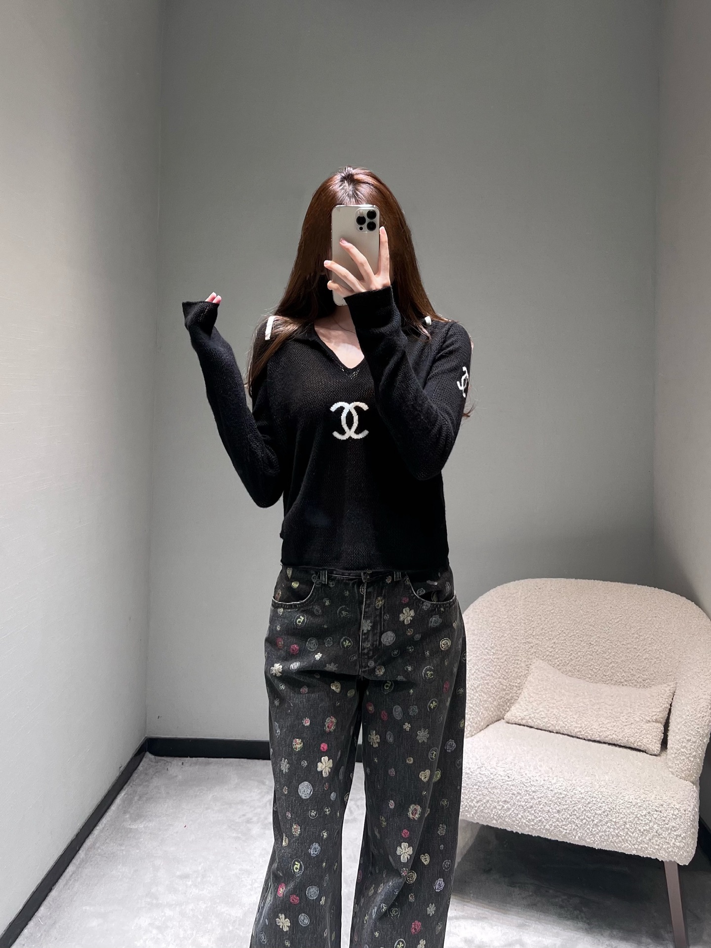 NO:667703,Chan*L 2026SS early spring new product series // Polo knitted top hollow mesh knitted fabric, the texture is light and breathable, the classic Polo collar with V-neck design adds an elegant and sexy touch. The body is embellished with the iconic double C embroidery pattern, and the hollow splicing design on the shoulders is full of ingenuity. SML,,chanel,alexander wang19860909Chan*L 2026SS早春新品系列//Polo针织上衣镂空网眼针织面料,质地轻薄透气,经典的Polo领搭配V字领口设计,增添了优雅的小性感.衣身点缀标志性双C刺绣图案,肩部的镂空拼接设计更是巧思满满.SML,,chanel,alexander wang,Women's clothing