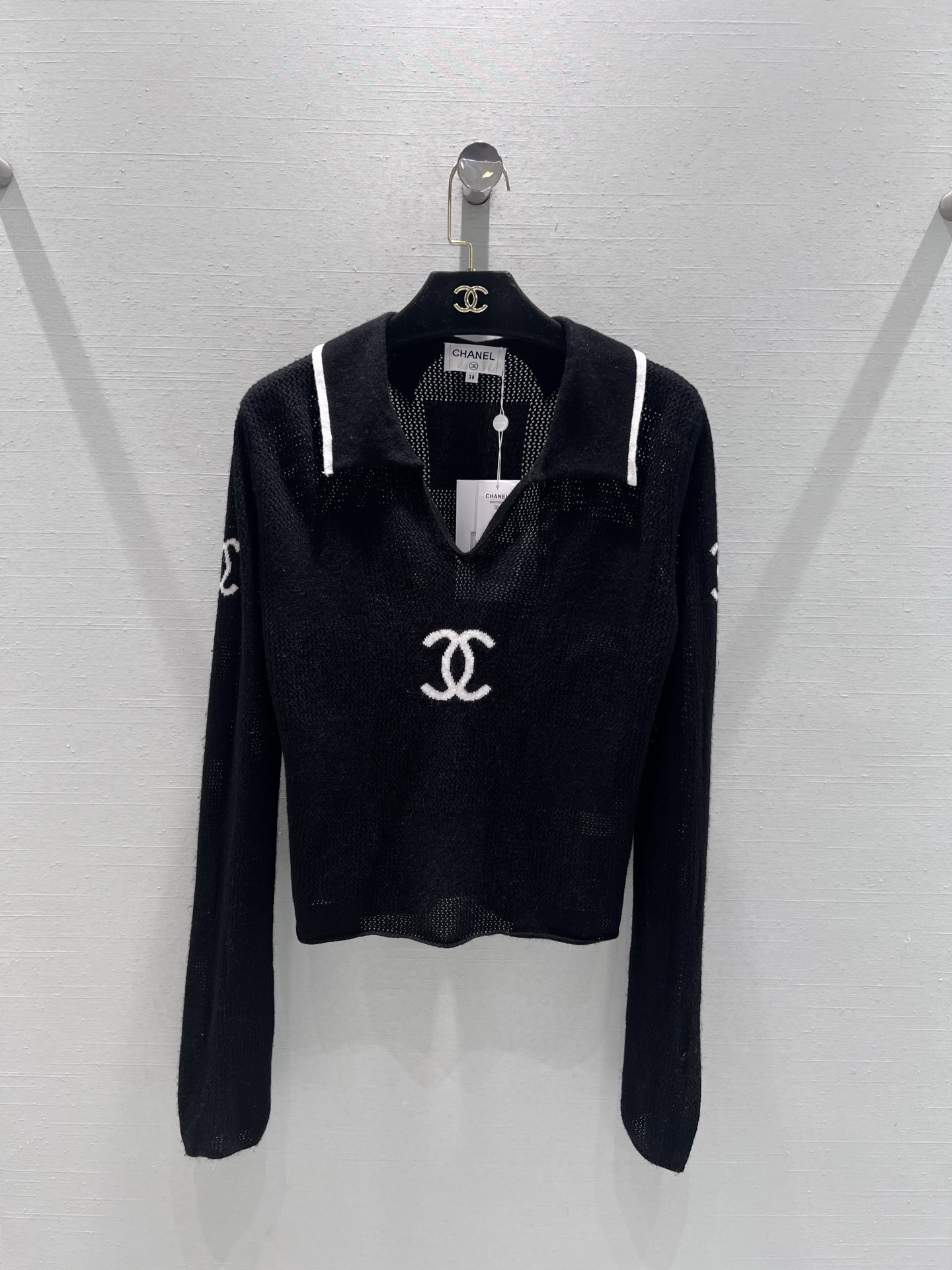 NO:667701,Support exchange Chan*L 2026SS early spring new product series // Polo knitted top hollow mesh knitted fabric, light and breathable texture, classic Polo collar with V-neck design, adding an elegant little sexy. The body is embellished with the iconic double C embroidery pattern, and the hollow splicing design on the shoulders is full of ingenuity. SML real shot details, chanel, alexander wang19860909支持换款Chan*L 2026SS早春新品系列//Polo针织上衣镂空网眼针织面料,质地轻薄透气,经典的Polo领搭配V字领口设计,增添了优雅的小性感.衣身点缀标志性双C刺绣图案,肩部的镂空拼接设计更是巧思满满.SML实拍细节,,chanel,alexander wang,Women's clothing