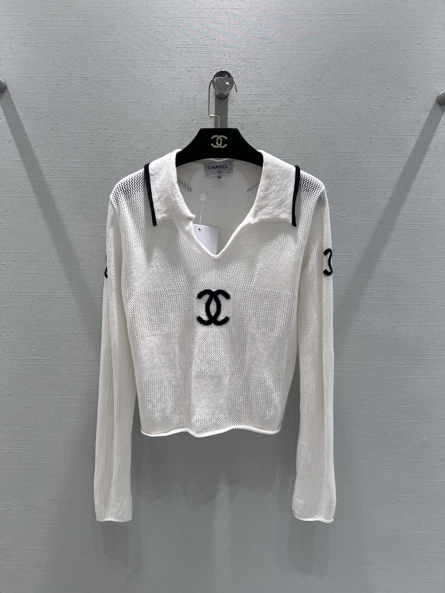 NO:667706,Support exchange Chan*L 2026SS early spring new product series // Polo knitted top hollow mesh knitted fabric, light and breathable texture, classic Polo collar with V-neck design, adding an elegant little sexy. The body is embellished with the iconic double C embroidery pattern, and the hollow splicing design on the shoulders is full of ingenuity. SML real shot details, chanel, alexander wang19860909支持换款Chan*L 2026SS早春新品系列//Polo针织上衣镂空网眼针织面料,质地轻薄透气,经典的Polo领搭配V字领口设计,增添了优雅的小性感.衣身点缀标志性双C刺绣图案,肩部的镂空拼接设计更是巧思满满.SML实拍细节,,chanel,alexander wang,Women's clothing