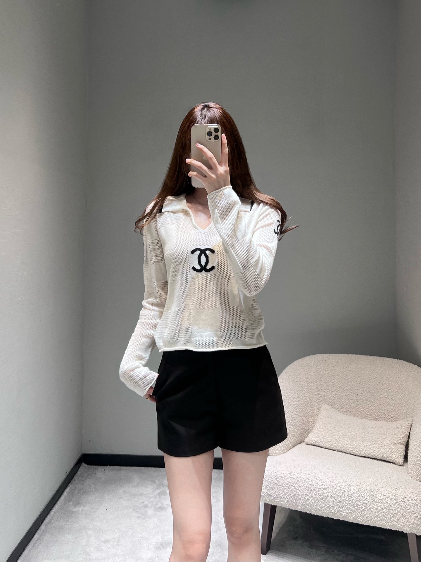 NO:667708,Chan*L 2026SS early spring new product series // Polo knitted top hollow mesh knitted fabric, the texture is light and breathable, the classic Polo collar with V-neck design adds an elegant and sexy touch. The body is embellished with the iconic double C embroidery pattern, and the hollow splicing design on the shoulders is full of ingenuity. SML,,chanel,alexander wang19860909Chan*L 2026SS早春新品系列//Polo针织上衣镂空网眼针织面料,质地轻薄透气,经典的Polo领搭配V字领口设计,增添了优雅的小性感.衣身点缀标志性双C刺绣图案,肩部的镂空拼接设计更是巧思满满.SML,,chanel,alexander wang,Women's clothing