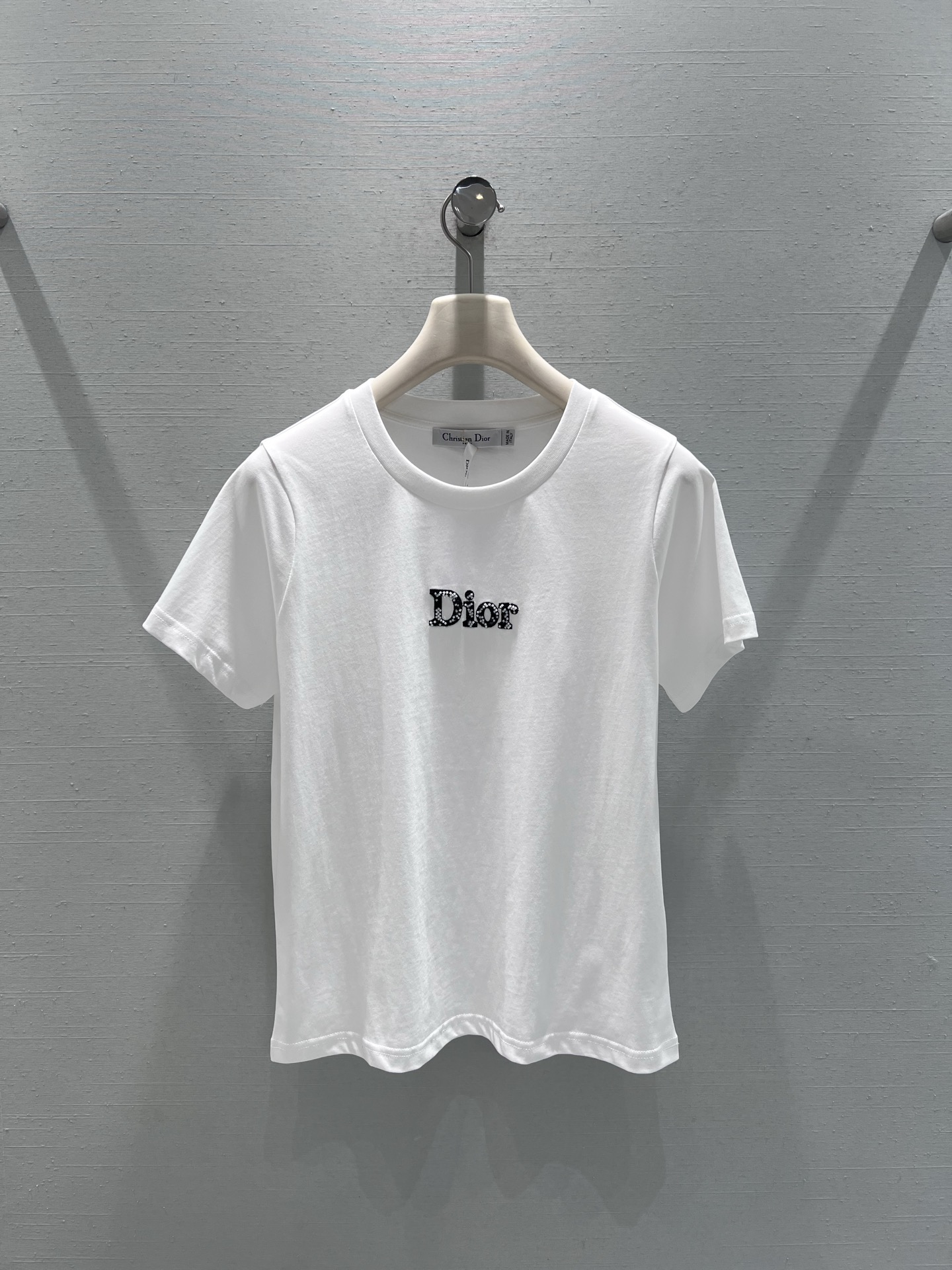 NO:667709,Support exchange DIO*26SS early spring new product series // Letter-decorated short-sleeved T-shirt made of cotton fabric, with a delicate and breathable touch. The classic round-neck short-sleeved version is a basic and versatile style in the wardrobe. The exquisite letter decoration on the chest breaks the monotony without being too ostentatious, and easily enhances the sophistication of the look. SML real-shot details, dior, T-shirt, tees, t-shirt, alexander wang19860909支持换款DIO*26SS早春新品系列//字母装饰短袖T恤棉质面料制作,触感细腻透气,经典的圆领短袖版型,是衣橱里的基础百搭款.胸前点缀精致的字母装饰,打破单调的同时又不会过于张扬,轻松提升造型精致感.SML实拍细节,,dior,T-shirt,tees，t-shirt,alexander wang,Women's clothing