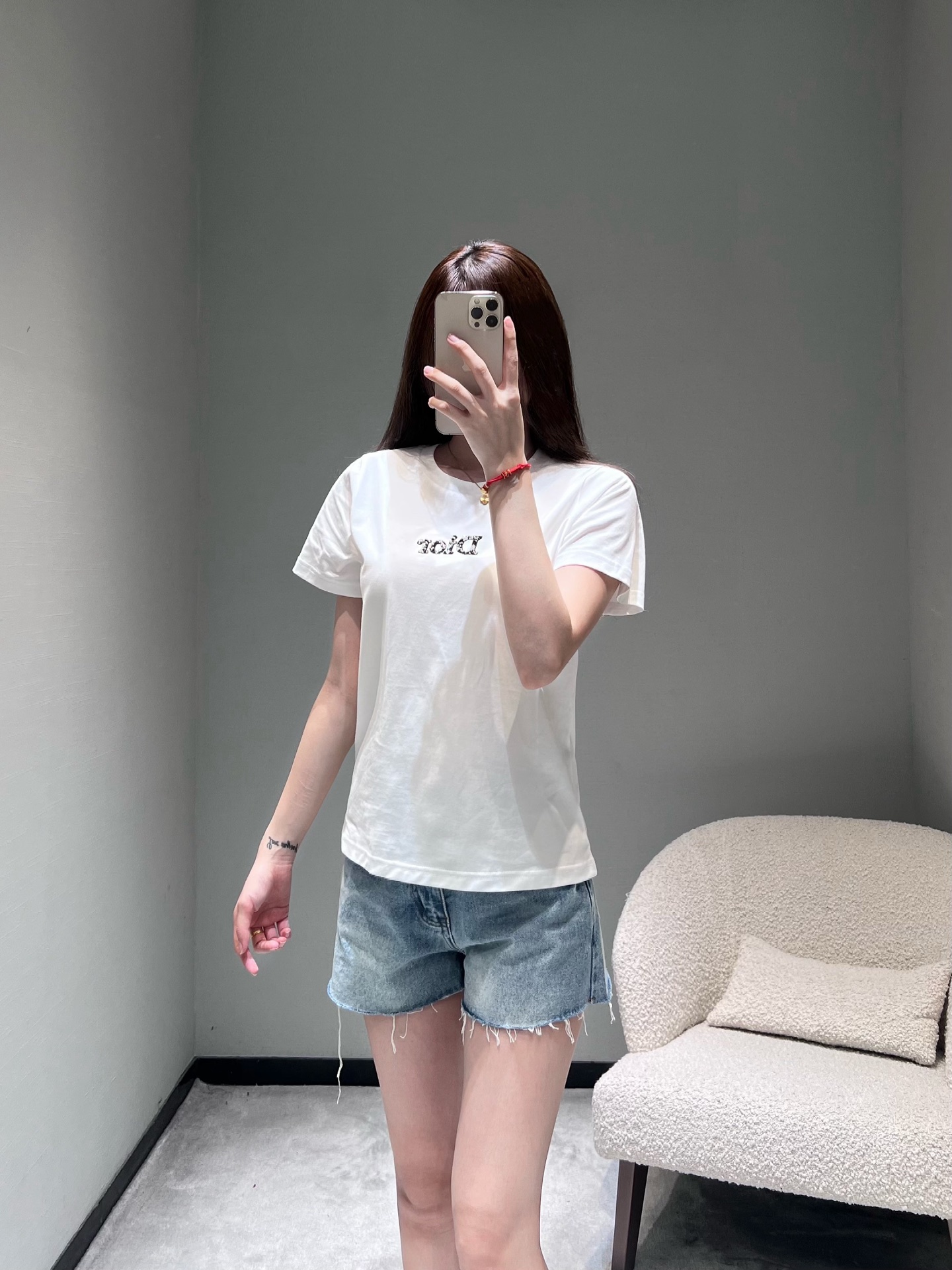 NO:667692,DIO*26SS Early Spring New Product Series // Letter-decorated short-sleeved T-shirt is made of cotton fabric, with a delicate and breathable touch. The classic round-neck short-sleeved version is a basic and versatile style in the wardrobe. The exquisite letter decoration on the chest breaks the monotony without being too ostentatious, and easily enhances the sophistication of the look. SML,, dior, T-shirt, tees, t-shirt,  19860909DIO*26SS早春新品系列//字母装饰短袖T恤棉质面料制作,触感细腻透气,经典的圆领短袖版型,是衣橱里的基础百搭款.胸前点缀精致的字母装饰,打破单调的同时又不会过于张扬,轻松提升造型精致感.SML,,dior,T-shirt,tees，t-shirt, ,Women's clothing