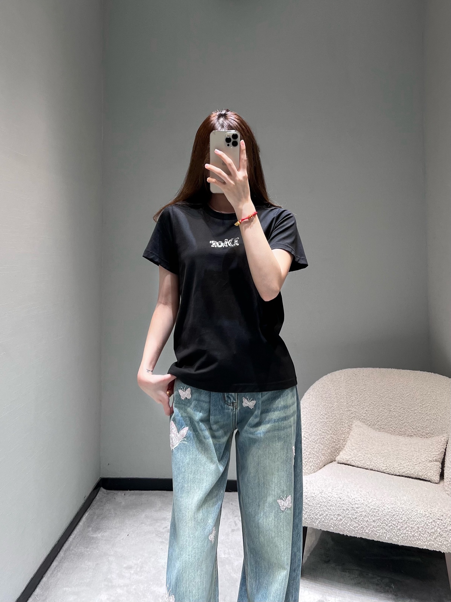 NO:667695,DIO*26SS Early Spring New Product Series // Letter-decorated short-sleeved T-shirt is made of cotton fabric, with a delicate and breathable touch. The classic round-neck short-sleeved version is a basic and versatile style in the wardrobe. The exquisite letter decoration on the chest breaks the monotony without being too ostentatious, and easily enhances the sophistication of the look. SML,, dior, T-shirt, tees, t-shirt, alexander wang19860909DIO*26SS早春新品系列//字母装饰短袖T恤棉质面料制作,触感细腻透气,经典的圆领短袖版型,是衣橱里的基础百搭款.胸前点缀精致的字母装饰,打破单调的同时又不会过于张扬,轻松提升造型精致感.SML,,dior,T-shirt,tees，t-shirt,alexander wang,Women's clothing