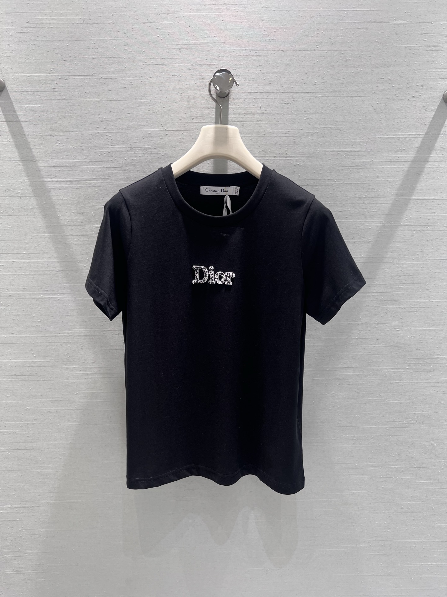 NO:667693,Support exchange DIO*26SS early spring new product series // Letter-decorated short-sleeved T-shirt made of cotton fabric, with a delicate and breathable touch. The classic round-neck short-sleeved version is a basic and versatile style in the wardrobe. The exquisite letter decoration on the chest breaks the monotony without being too ostentatious, and easily enhances the sophistication of the look. SML real-shot details, dior, T-shirt, tees, t-shirt,  19860909支持换款DIO*26SS早春新品系列//字母装饰短袖T恤棉质面料制作,触感细腻透气,经典的圆领短袖版型,是衣橱里的基础百搭款.胸前点缀精致的字母装饰,打破单调的同时又不会过于张扬,轻松提升造型精致感.SML实拍细节,,dior,T-shirt,tees，t-shirt, ,Women's clothing