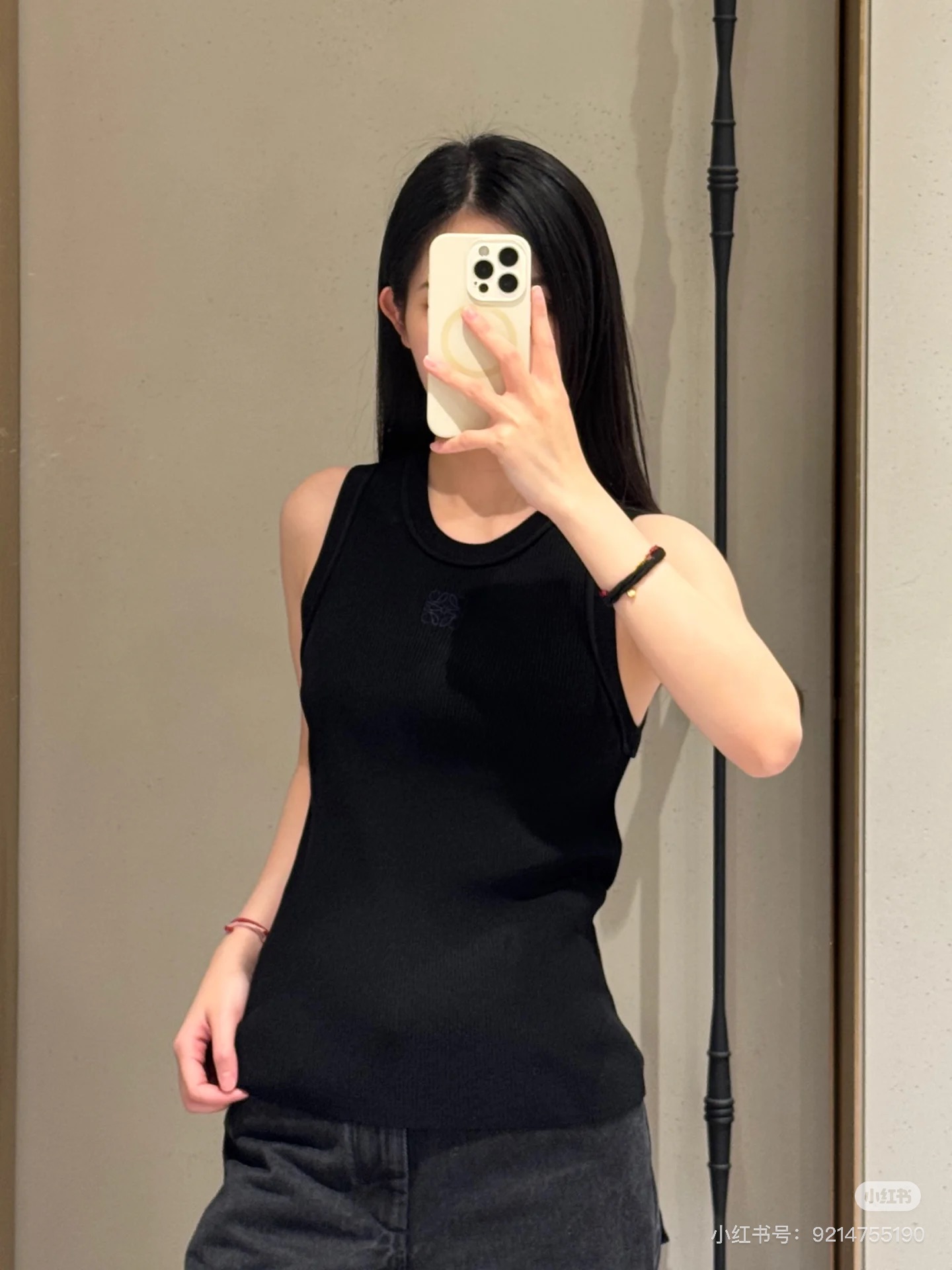 NO:667699,LOEW*2026SS Early spring new product series // Knitted sleeveless vest is made of pitted knitted fabric, which is soft and elastic to the touch, not tight to the body, with classic logo embroidery pattern design on the chest, classic sleeveless round neck design, neat tailoring to modify the shoulder and neck lines, simple and versatile, can be worn as a layer or on its own. SML,, loewe, alexander wang19860909LOEW*2026SS 早春新品系列//针织无袖背心采用坑条针织面料,触感柔软且富有弹性,贴身不紧绷,胸前经典logo刺绣图案设计,经典的无袖圆领设计,利落剪裁能修饰肩颈线条,简约又百搭,可内搭也可单穿.SML,,loewe,alexander wang,Women's clothing