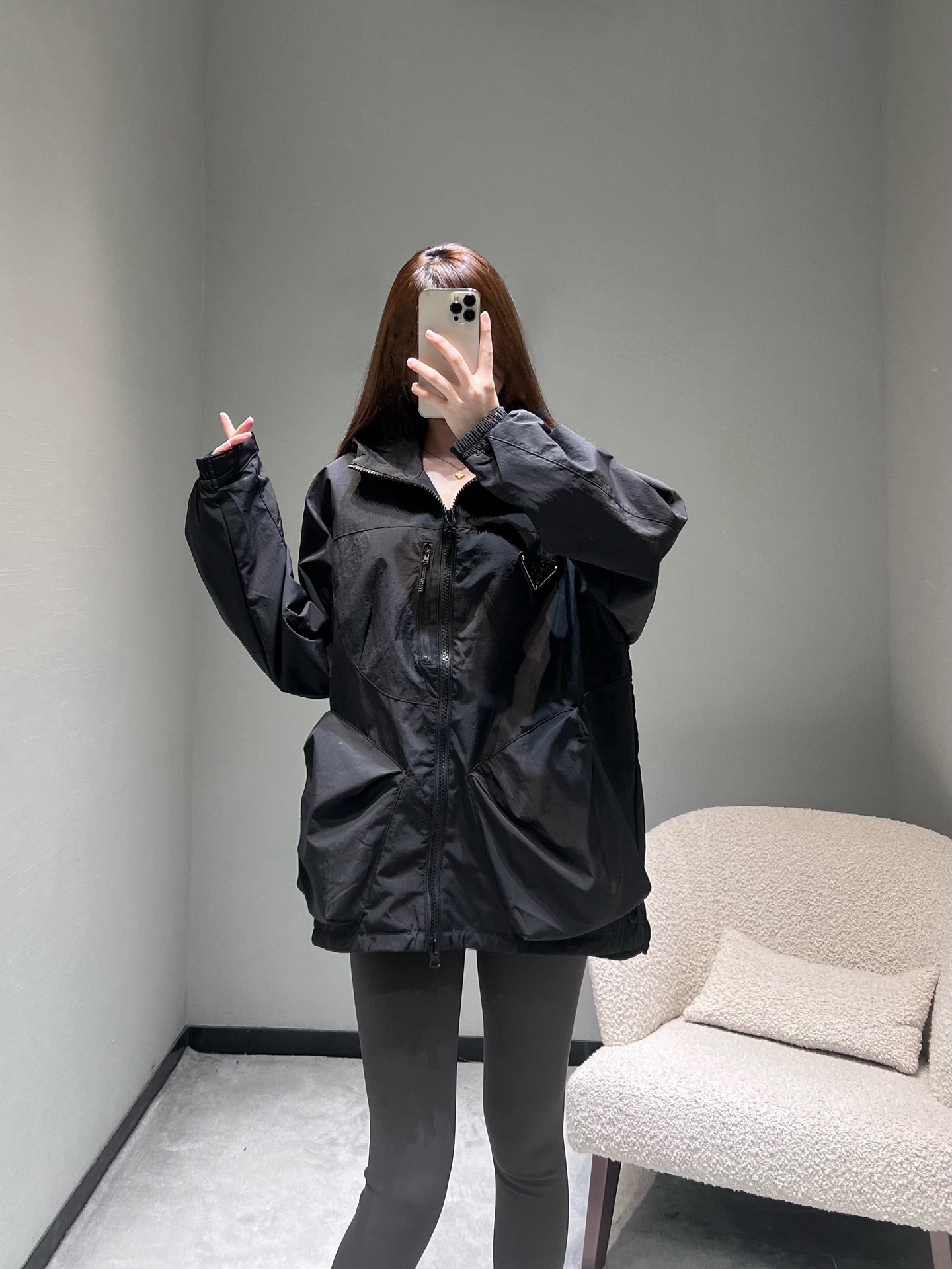 NO:683734,PRAD*FW new autumn and winter product series //Triangle logo hooded windproof jacket is made of high-quality nylon fabric, classic hooded version, front zipper pocket; the triangle logo on the body is the finishing touch, improving the sophistication of the item. The loose oversize version is highly tolerant to the body shape, creating a casual street style. The elastic design can be freely adjusted to enhance the windproof effect. SML,, prada, versace, jackets & coats, jackets & coats, hats,19860909PRAD*FW秋冬新品系列//三角标连帽防风夹克外套高质感的尼龙面料,经典的连帽版型,正面的拉链口袋；衣身三角标是点睛之笔、提升单品的精致度,宽松的oversize版型对身形包容度极高,打造出随性的街头风格,松紧设计可自由调节,增强防风效果.SML,,prada,versace,jackets & coats,jackets & coats,hats,,Women's clothing