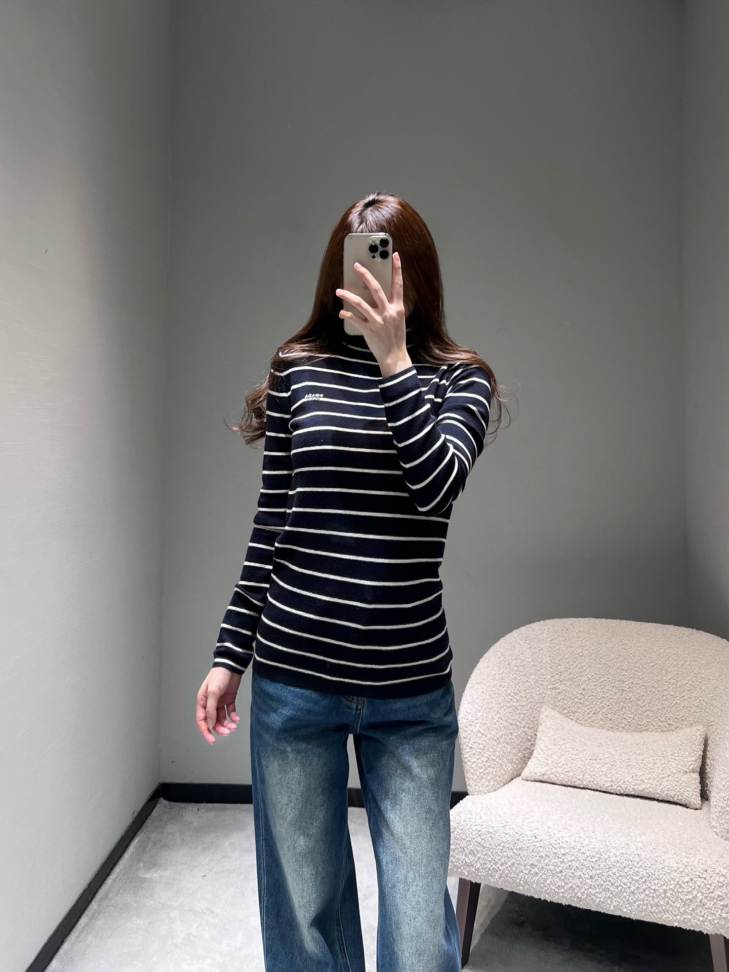 NO:667704,PRAD*2025FW new autumn and winter series //PD striped high-neck sweater has uniform white horizontal stripes and classic sea soul style elements, showing casual elegance; the high-neck design fits the neck, which can not only modify the neck line, but also has good warmth retention; the left chest is decorated with low-key PD letters, a fusion of classic and simple styles. SML,, prada, alexander wang19860909PRAD*2025FW秋冬新品系列//PD条纹高领针织衫均匀的白色横条纹,经典海魂风元素尽显休闲优雅；高领设计贴合颈部,既能修饰颈部线条,又具备良好的保暖性；左胸位置点缀低调的PD字母,经典与简约风格的融合.SML,,prada,alexander wang,Women's clothing