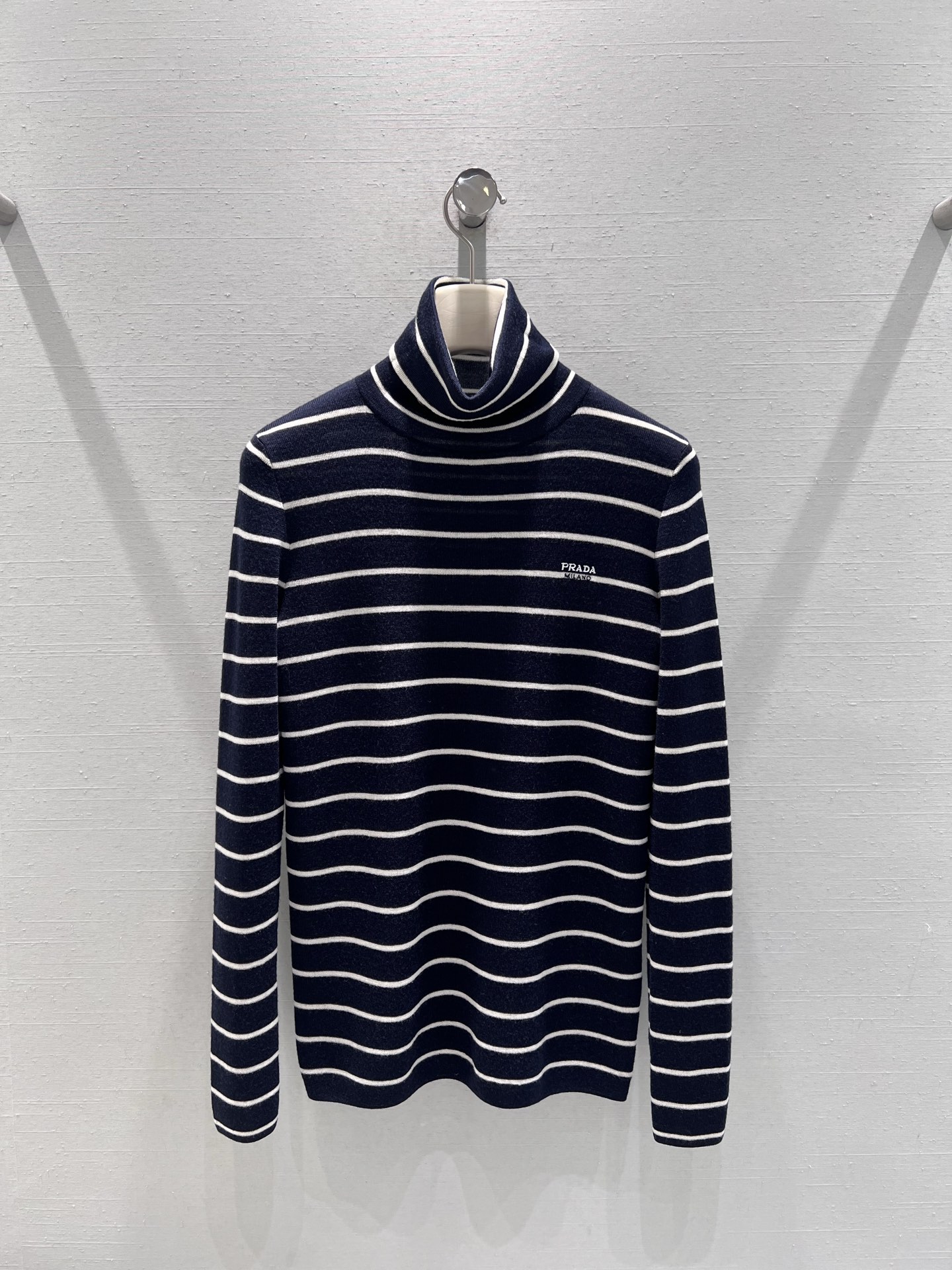 NO:667702,Supports exchange PRAD*2025FW new autumn and winter series //PD striped high-neck sweater has uniform white horizontal stripes and classic sea soul style elements, showing casual elegance; the high-neck design fits the neck, which can not only modify the neck line, but also has good warmth retention; the left chest is decorated with low-key PD letters, a fusion of classic and simple styles. SML real shot details, prada, alexander wang19860909支持换款PRAD*2025FW秋冬新品系列//PD条纹高领针织衫均匀的白色横条纹,经典海魂风元素尽显休闲优雅；高领设计贴合颈部,既能修饰颈部线条,又具备良好的保暖性；左胸位置点缀低调的PD字母,经典与简约风格的融合.SML实拍细节,,prada,alexander wang,Women's clothing