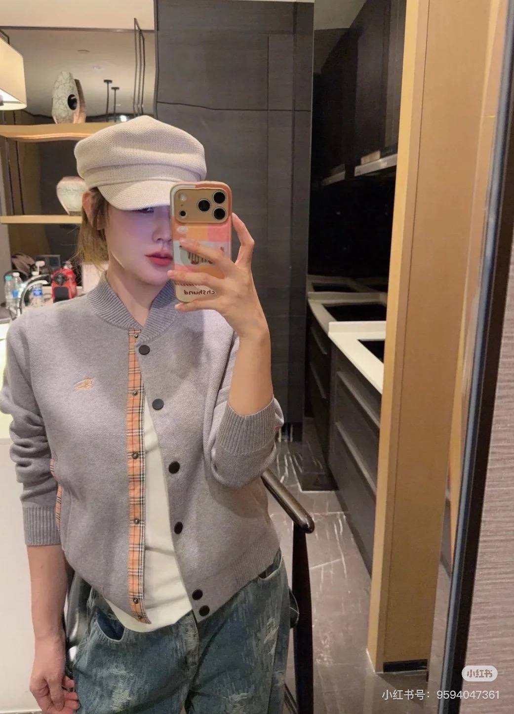 NO:683726,Burber*y26SS new early spring series // Plaid knitted cardigan with stand-up collar and baseball collar version, single-row black button closure, short cut, high-density knitted fabric, thick and soft texture. The chest is embellished with the classic equestrian knight embroidery logo; the edges of the pockets on both sides are spliced ​​with BBR plaid fabric, echoing the plaid lining on the inside of the collar. The contrasting color design in the details makes the overall design more sense. SML,, burberry,19860909Burber*y26SS早春新品系列//格纹针织开衫立领棒球领版型,单排黑色纽扣开合,短款剪裁,高密针织面料,质地厚实且柔软.胸前点缀经典马术骑士刺绣logo；两侧口袋边缘拼接BBR格纹布料,与领口内侧的格纹内衬相呼应,细节处的撞色设计,整体更具设计感.SML,,burberry,,Women's clothing