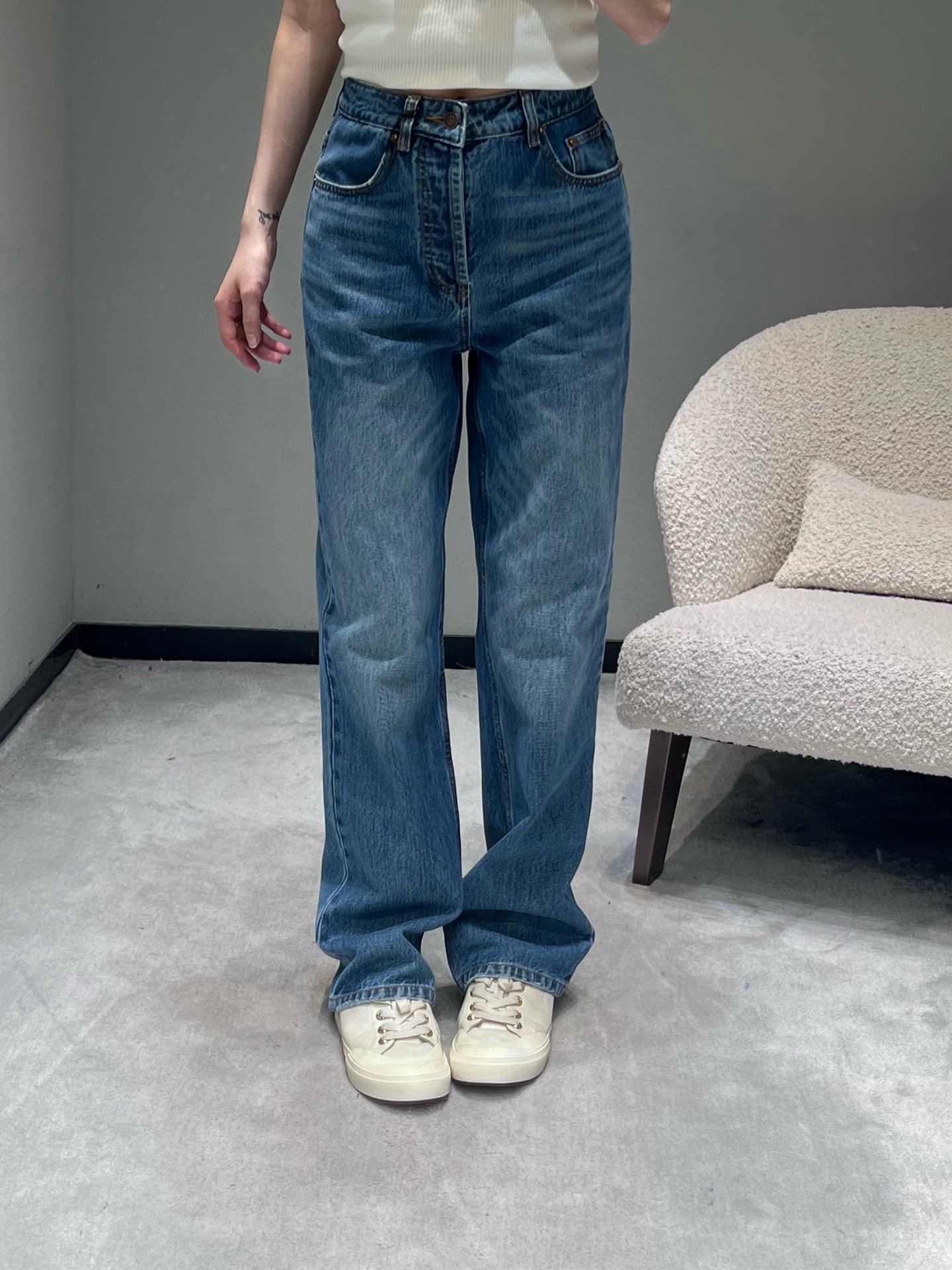 NO:683718,CElin*FW new autumn and winter series // Classic straight denim trousers are cut with high waist and straight shape. The trousers are neatly straight from top to bottom. They are made of high-count denim denim fabric. The fabric has been processed by pre-washing water process. The texture is not hard. The texture is retro and old washed blue, with a retro atmosphere. Three colors available: SML, celine,19860909CElin*FW秋冬上新系列//经典直筒牛仔长裤采用高腰直筒剪裁,裤型从上至下呈利落直线型,高支数丹宁牛仔面料,面料经过预洗水工艺处理,质地不坚硬复古做旧的水洗蓝调,自带复古氛围感.三色可选 SML,,celine,,Women's clothing