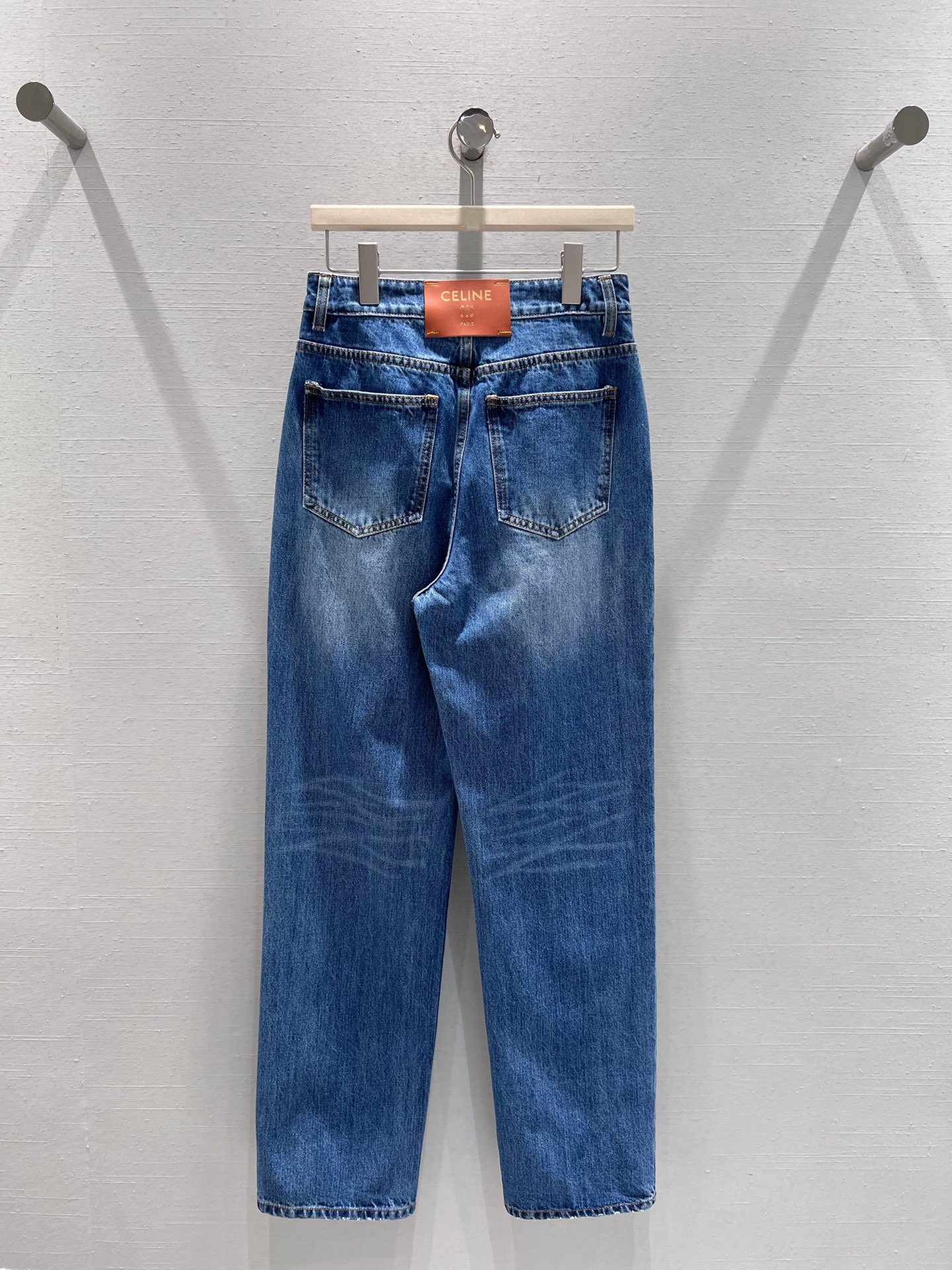 NO:683711,Supports exchange CElin*FW new autumn and winter series //Classic straight denim trousers are cut with high waist and straight legs. The pants are neatly straight from top to bottom. They are made of high-count denim denim fabric. The fabric has been processed by pre-washing water process. The texture is not hard. The texture is retro and old washed blue, with a retro atmosphere. Three colors are available. SML real shot details,,celine,19860909支持换款CElin*FW秋冬上新系列//经典直筒牛仔长裤采用高腰直筒剪裁,裤型从上至下呈利落直线型,高支数丹宁牛仔面料,面料经过预洗水工艺处理,质地不坚硬复古做旧的水洗蓝调,自带复古氛围感.三色可选 SML实拍细节,,celine,,Women's clothing