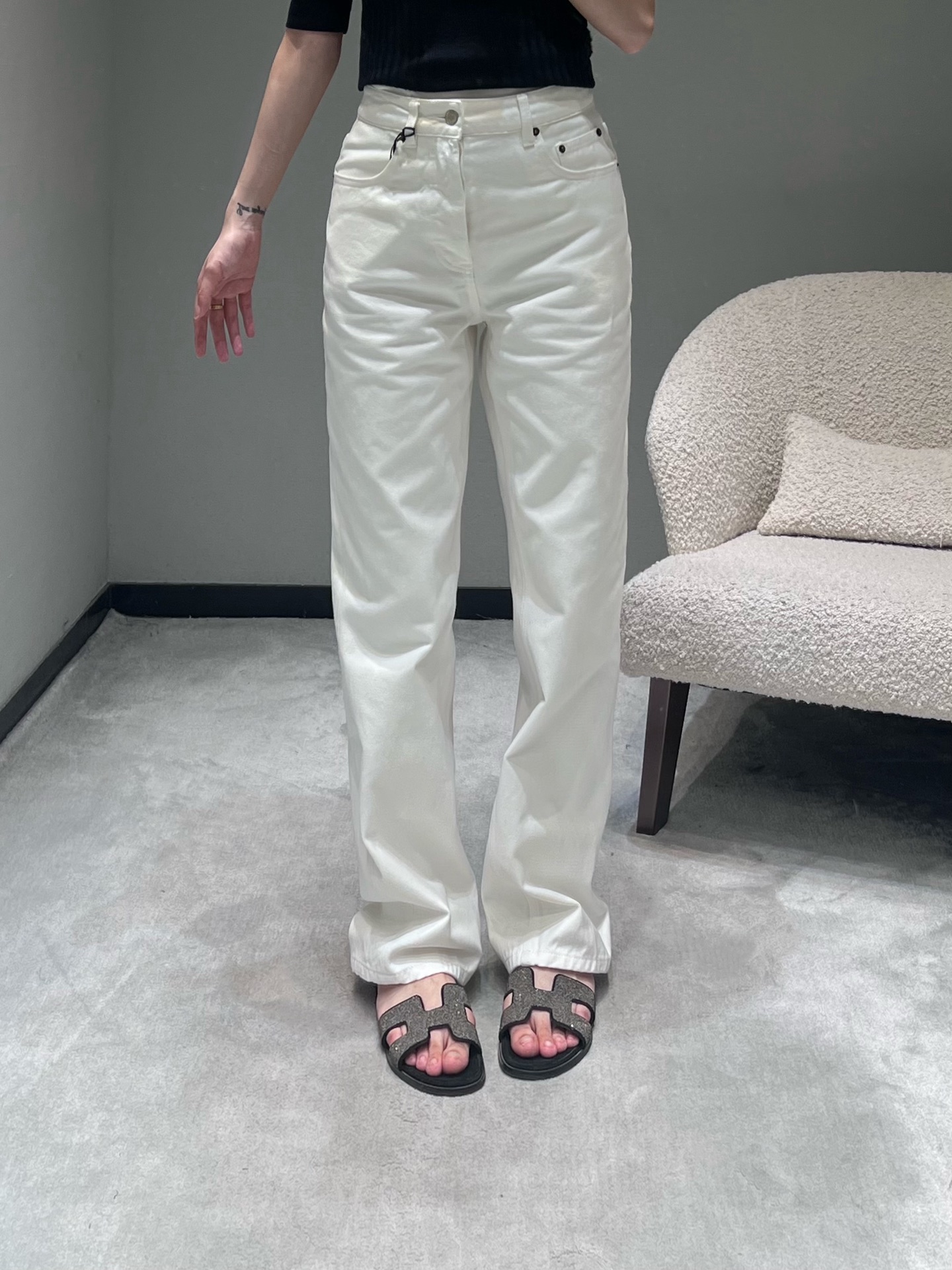 NO:683708,CElin*FW new autumn and winter series // Classic straight denim trousers are cut with high waist and straight shape. The trousers are neatly straight from top to bottom. They are made of high-count denim denim fabric. The fabric has been processed by pre-washing water process. The texture is not hard. The texture is retro and old washed blue, with a retro atmosphere. Three colors available: SML, celine,19860909CElin*FW秋冬上新系列//经典直筒牛仔长裤采用高腰直筒剪裁,裤型从上至下呈利落直线型,高支数丹宁牛仔面料,面料经过预洗水工艺处理,质地不坚硬复古做旧的水洗蓝调,自带复古氛围感.三色可选 SML,,celine,,Women's clothing