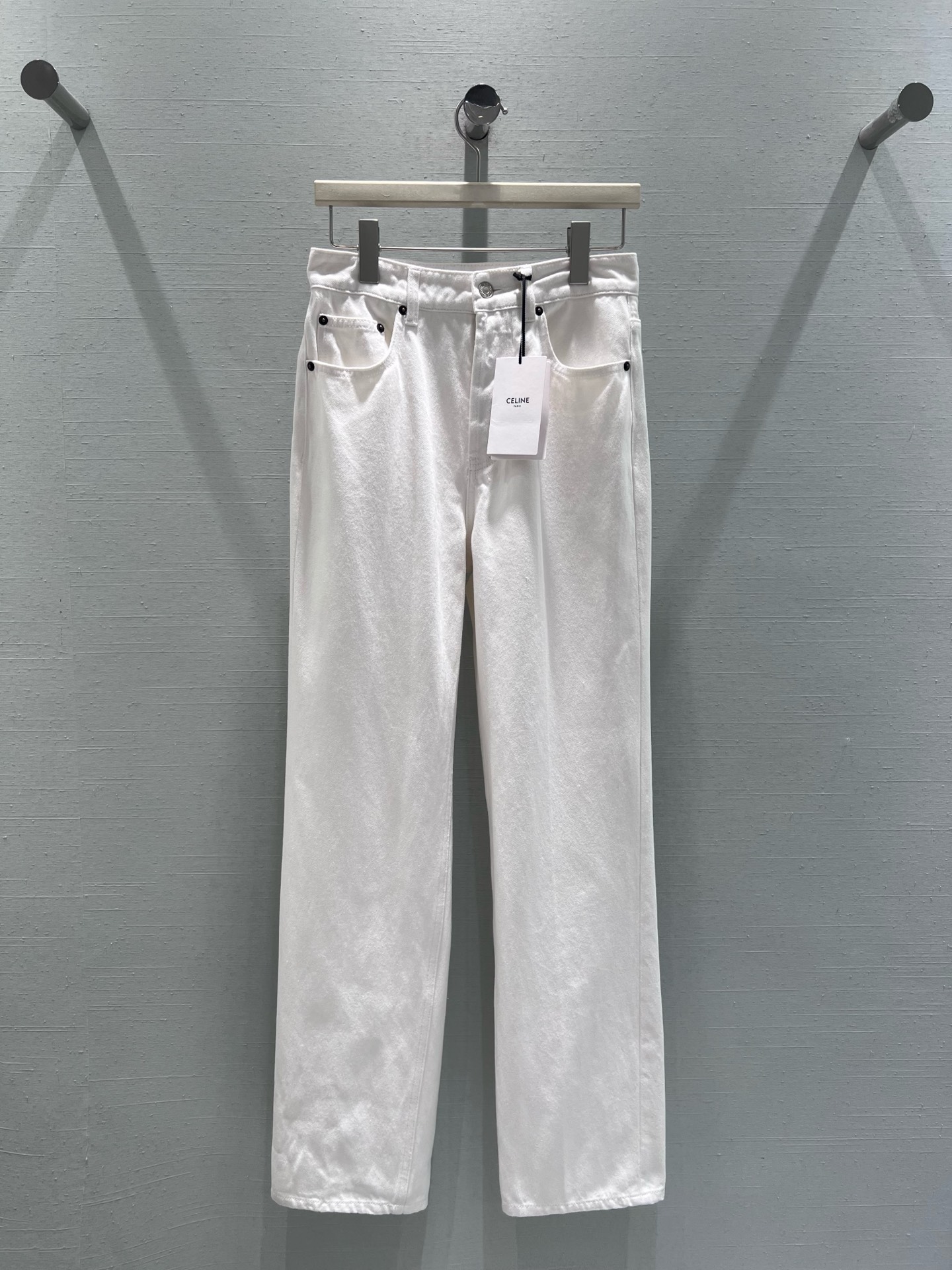 NO:683703,Supports exchange CElin*FW new autumn and winter series //Classic straight denim trousers are cut with high waist and straight legs. The pants are neatly straight from top to bottom. They are made of high-count denim denim fabric. The fabric has been processed by pre-washing water process. The texture is not hard. The texture is retro and old washed blue, with a retro atmosphere. Three colors are available. SML real shot details,,celine,19860909支持换款CElin*FW秋冬上新系列//经典直筒牛仔长裤采用高腰直筒剪裁,裤型从上至下呈利落直线型,高支数丹宁牛仔面料,面料经过预洗水工艺处理,质地不坚硬复古做旧的水洗蓝调,自带复古氛围感.三色可选 SML实拍细节,,celine,,Women's clothing