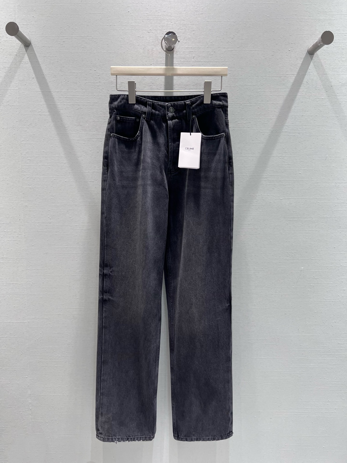 NO:683694,Supports exchange CElin*FW new autumn and winter series //Classic straight denim trousers are cut with high waist and straight legs. The pants are neatly straight from top to bottom. They are made of high-count denim denim fabric. The fabric has been processed by pre-washing water process. The texture is not hard. The texture is retro and old washed blue, with a retro atmosphere. Three colors are available. SML real shot details,,celine,19860909支持换款CElin*FW秋冬上新系列//经典直筒牛仔长裤采用高腰直筒剪裁,裤型从上至下呈利落直线型,高支数丹宁牛仔面料,面料经过预洗水工艺处理,质地不坚硬复古做旧的水洗蓝调,自带复古氛围感.三色可选 SML实拍细节,,celine,,Women's clothing