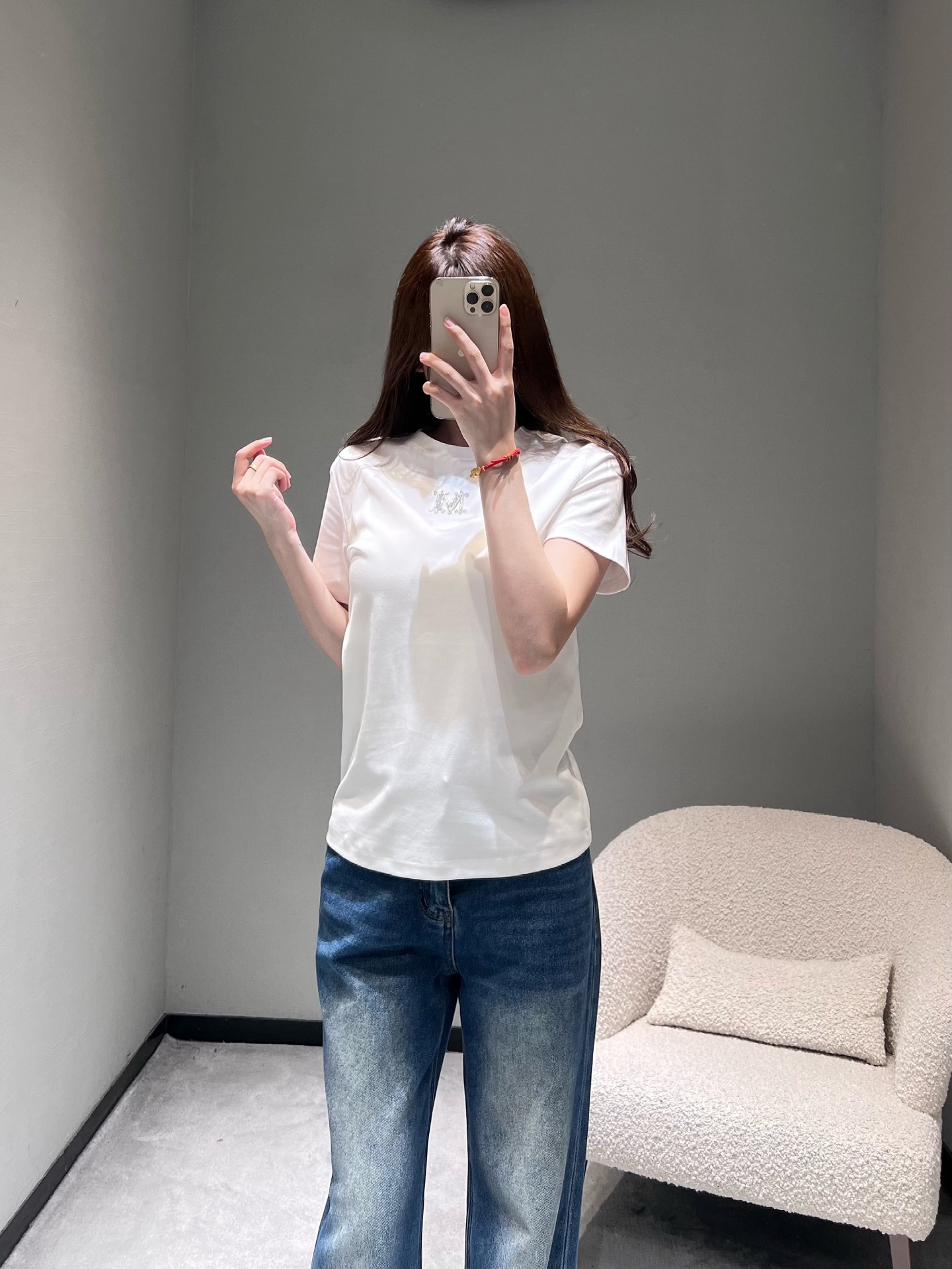 NO:685403,Max mar* 2026SS early spring new product series // Round neck short-sleeved T-shirt decorated with diamond letters, classic round neck version, diamond letter decoration on the chest is the finishing touch, fine diamond decorations reflect the luster, make the basic T-shirt get rid of the monotony, add a light and luxurious texture, while the decorative area is moderate, and it will not appear exaggerated. A basic item with both simplicity and sophistication, black and white. SML,, T-shirt, tees, t-shirt,19860909Max mar* 2026SS早春新品系列//镶钻字母装饰圆领短袖T恤经典圆领版型,胸前镶钻字母装饰点睛之笔,细碎钻饰折射光泽,让基础款T恤摆脱单调,增添轻奢质感,同时装饰面积适中,不会显得浮夸.简约与精致感兼具的基础款单品,黑白两色.SML,,T-shirt,tees，t-shirt,,Women's clothing