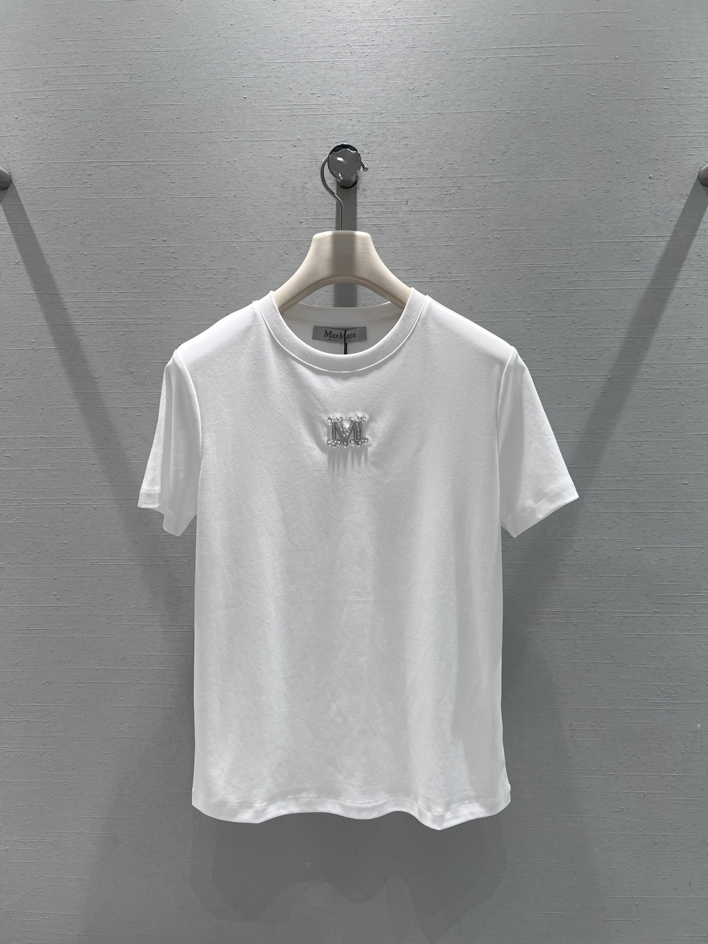 NO:684576,Support Max mar* 2026SS early spring new product series // Round neck short-sleeved T-shirt decorated with diamond letters, classic round neck style, diamond letter decoration on the chest is the finishing touch, fine diamond decorations reflect the luster, let the basic T-shirt get rid of the monotony, add a light and luxurious texture, while the decoration area is moderate, and will not appear exaggerated. A basic item with both simplicity and sophistication, black and white. SML real shot details, T-shirt, tees, t-shirt,19860909支持换款Max mar* 2026SS早春新品系列//镶钻字母装饰圆领短袖T恤经典圆领版型,胸前镶钻字母装饰点睛之笔,细碎钻饰折射光泽,让基础款T恤摆脱单调,增添轻奢质感,同时装饰面积适中,不会显得浮夸.简约与精致感兼具的基础款单品,黑白两色.SML实拍细节,,T-shirt,tees，t-shirt,,Women's clothing