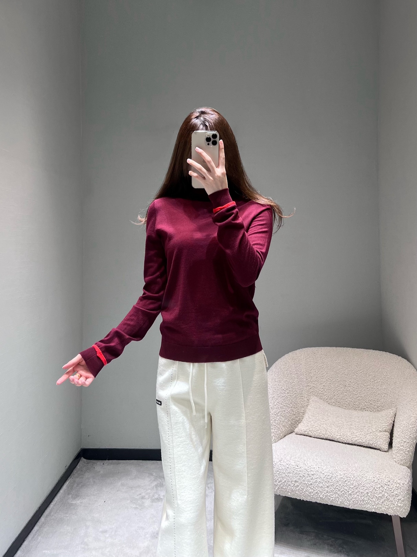 NO:684558,2026SS early spring new product series // The high-necked sweater has a rich burgundy tone and a retro elegance. The high-neck is cut to fit the neck. The cuffs are designed with red splicing; the knitted fabric is delicate and soft, and there is no sense of restraint when worn. The fabric has a good drape and can show a neat wearing effect. SML,,198609092026SS早春新品系列//高领针织衫浓郁的酒红色调,自带复古优雅气质,高领剪裁贴合颈部.袖口红色拼接设计；针织面料质地细腻柔软,穿着时无束缚感,面料垂坠感好,能呈现出利落的穿着效果.SML,,,Women's clothing