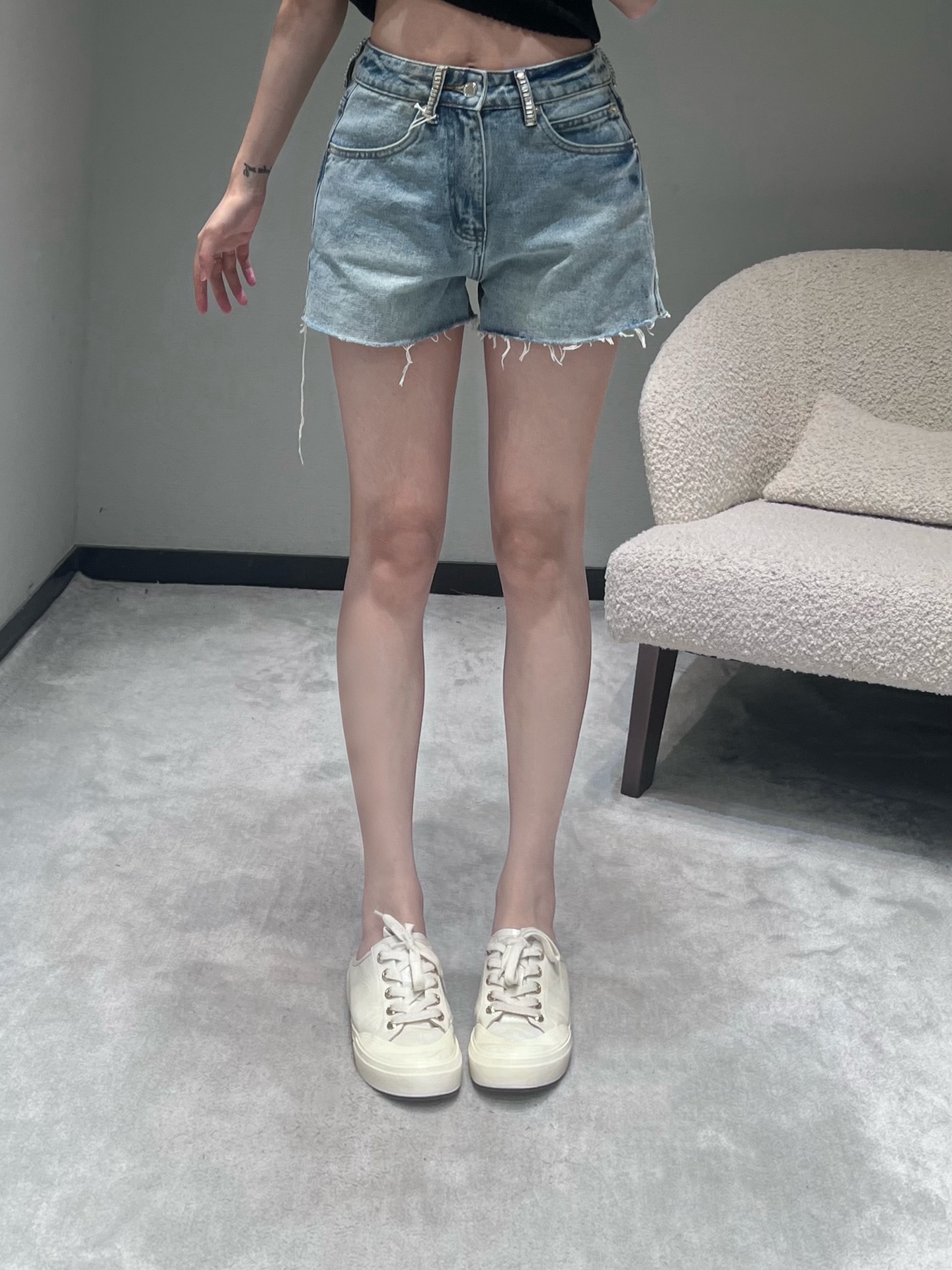 NO:684555,Alexander W*2026SS early spring new product series //AW denim shorts are made of retro distressed washed denim fabric. The fabric is crisp and stylish with moderate softness. The high-waisted version design can optimize the body proportions, elongate the leg lines, and is also very friendly to pear-shaped figures; the trousers are designed with raw edges and tassels. The classic denim blue color scheme has a retro atmosphere and is extremely versatile. SML,,shorts,19860909Alexander W*2026SS早春新品系列//AW 牛仔短裤复古做旧水洗牛仔面料制成,面料挺括有型且带有适度柔软度.高腰版型设计能优化身材比例,拉长腿部线条,对梨形身材也十分友好；裤脚采用毛边流苏设计,经典的牛仔蓝配色自带复古氛围,百搭性极强.SML,,shorts,,Women's clothing