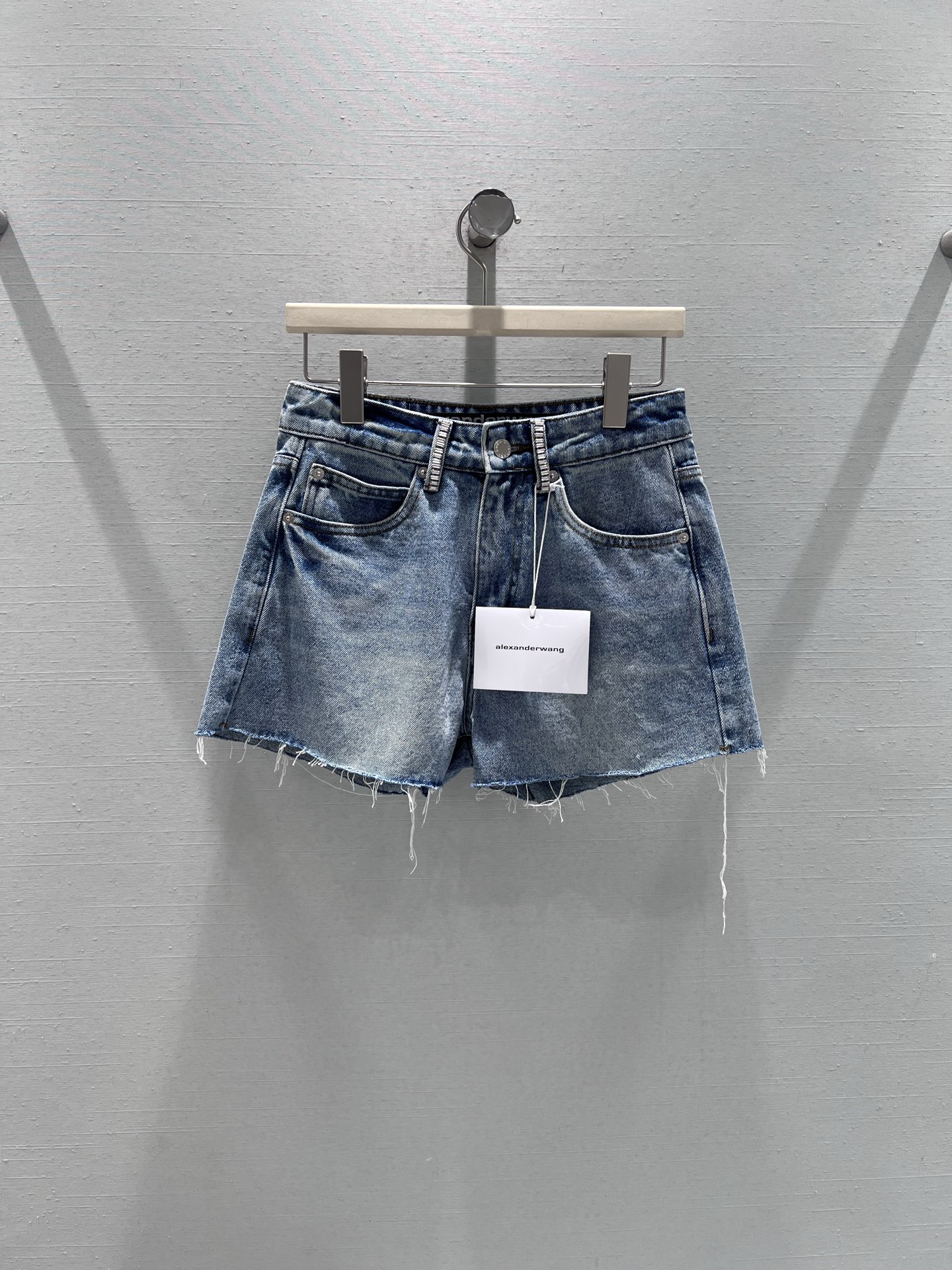NO:684548,Supports exchange Alexander W*2026SS early spring new product series //AW denim shorts are made of retro distressed washed denim fabric. The fabric is crisp and stylish with moderate softness. The high-waisted design can optimize the body proportions, elongate the leg lines, and is also very friendly to the pear-shaped figure; the trousers are designed with raw edge tassels, and the classic denim blue color scheme has a retro atmosphere and is extremely versatile. SML real shot details,, shorts,19860909支持换款Alexander W*2026SS早春新品系列//AW 牛仔短裤复古做旧水洗牛仔面料制成,面料挺括有型且带有适度柔软度.高腰版型设计能优化身材比例,拉长腿部线条,对梨形身材也十分友好；裤脚采用毛边流苏设计,经典的牛仔蓝配色自带复古氛围,百搭性极强.SML实拍细节,,shorts,,Women's clothing
