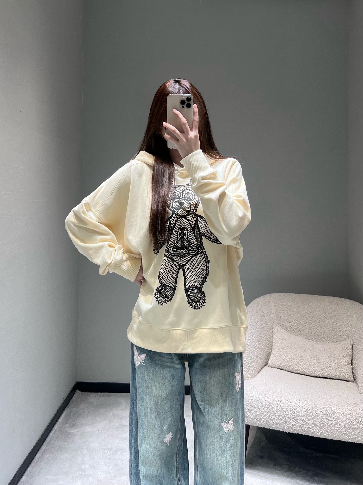 NO:685429,Vivie*e Wes*Western Queen Mother 26SS Limited Series //Saturn Bear Sweatshirt has three-dimensional bear embroidery craftsmanship, lace-like embroidery texture and exquisite three-dimensional texture, Saturn pattern design in the middle, classic hooded design with a casual feel, the drawstring can be adjusted freely, and the loose shoulder version is not flattering and can create a casual oversize effect. Three colors are available: SML, versace, hoodie, sweatshirts, hats,19860909Vivie*e Wes*西 太后26SS限定系列//土星小熊卫衣立体的小熊刺绣工艺,蕾丝质感的刺绣纹理精致立体,中间土星图案设计,经典连帽设计自带休闲感,抽绳可自由调节,宽松的落肩版型不挑身形,能打造随性的oversize效果.三色可选 SML,,versace,hoodie,sweatshirts,hats,,Women's clothing