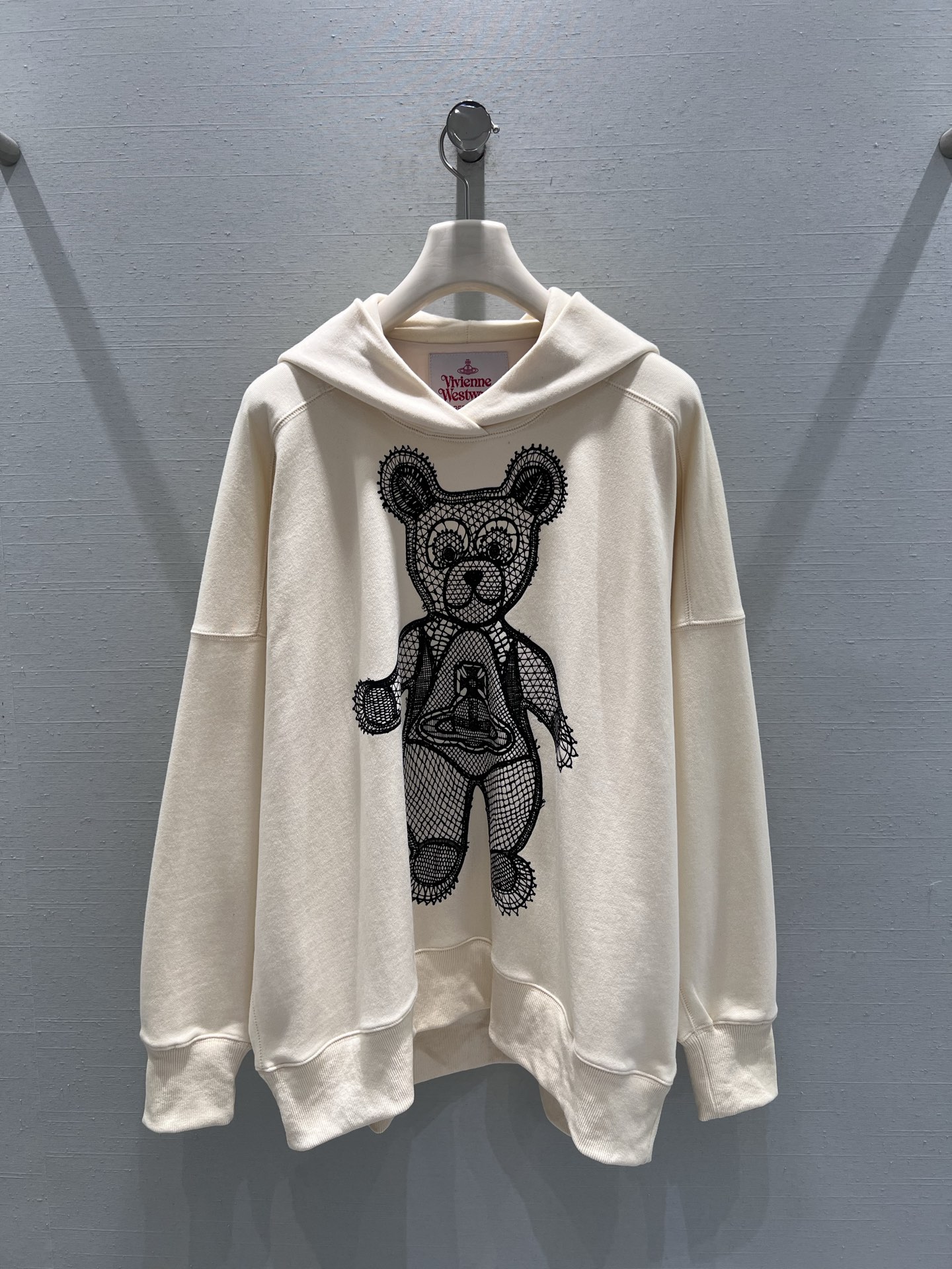 NO:685427,Support exchange Vivie*e Wes*West Queen Mother 26SS Limited Series //Saturn Bear Sweater has three-dimensional bear embroidery craftsmanship, lace-like embroidery texture and exquisite three-dimensional design, Saturn pattern design in the middle, classic hooded design has a casual feel, the drawstring can be adjusted freely, the loose shoulder version is not picky, and can create a casual oversize effect. Three colors available SML real shot details, versace, hoodie, sweatshirts, hats,19860909支持换款 Vivie*e Wes*西 太后26SS限定系列//土星小熊卫衣立体的小熊刺绣工艺,蕾丝质感的刺绣纹理精致立体,中间土星图案设计,经典连帽设计自带休闲感,抽绳可自由调节,宽松的落肩版型不挑身形,能打造随性的oversize效果.三色可选 SML实拍细节,,versace,hoodie,sweatshirts,hats,,Women's clothing