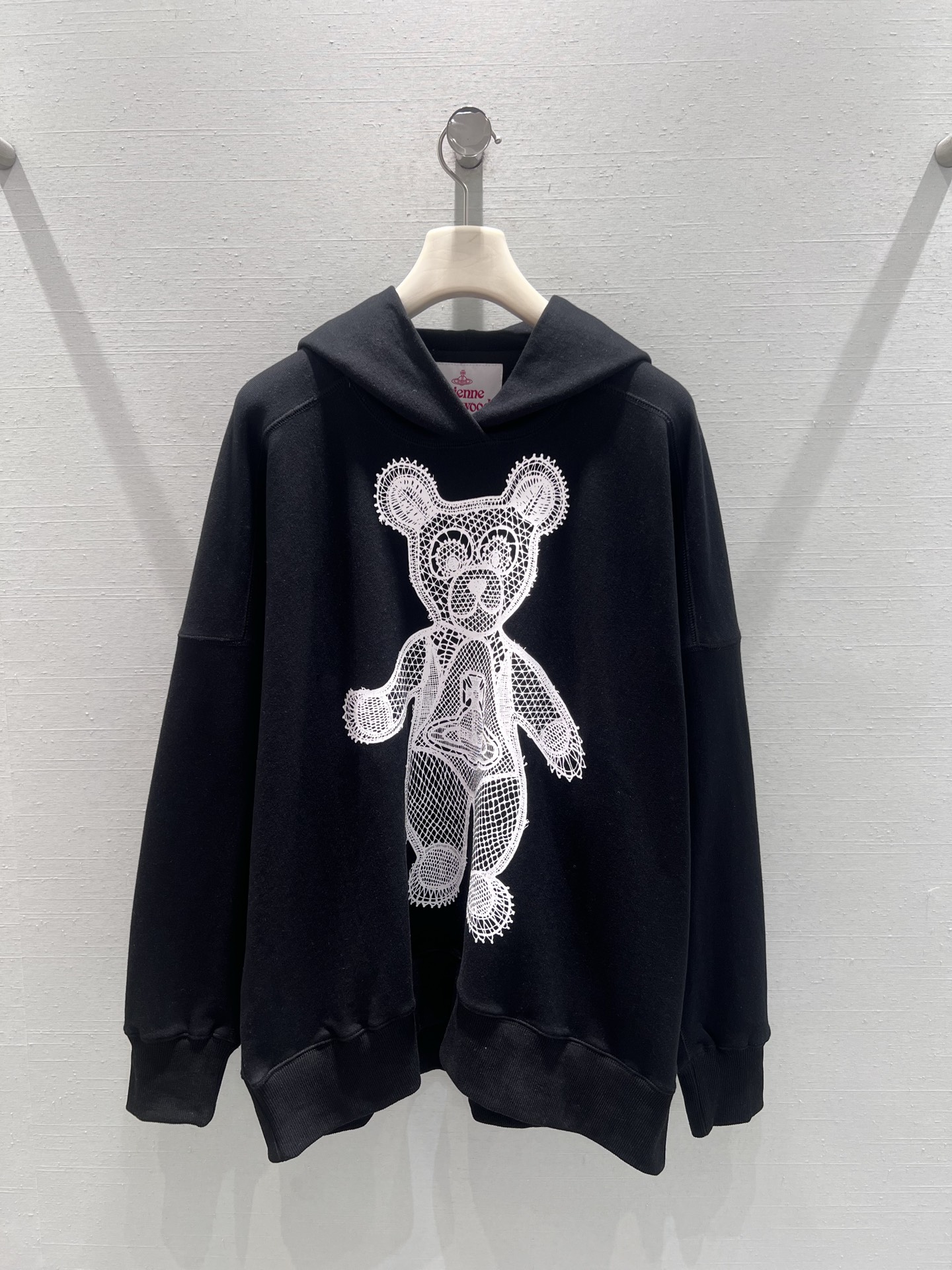 NO:685414,Support exchange Vivie*e Wes*West Queen Mother 26SS Limited Series //Saturn Bear Sweater has three-dimensional bear embroidery craftsmanship, lace-like embroidery texture and exquisite three-dimensional design, Saturn pattern design in the middle, classic hooded design has a casual feel, the drawstring can be adjusted freely, the loose shoulder version is not picky, and can create a casual oversize effect. Three colors available SML real shot details, versace, hoodie, sweatshirts, hats,19860909支持换款 Vivie*e Wes*西 太后26SS限定系列//土星小熊卫衣立体的小熊刺绣工艺,蕾丝质感的刺绣纹理精致立体,中间土星图案设计,经典连帽设计自带休闲感,抽绳可自由调节,宽松的落肩版型不挑身形,能打造随性的oversize效果.三色可选 SML实拍细节,,versace,hoodie,sweatshirts,hats,,Women's clothing