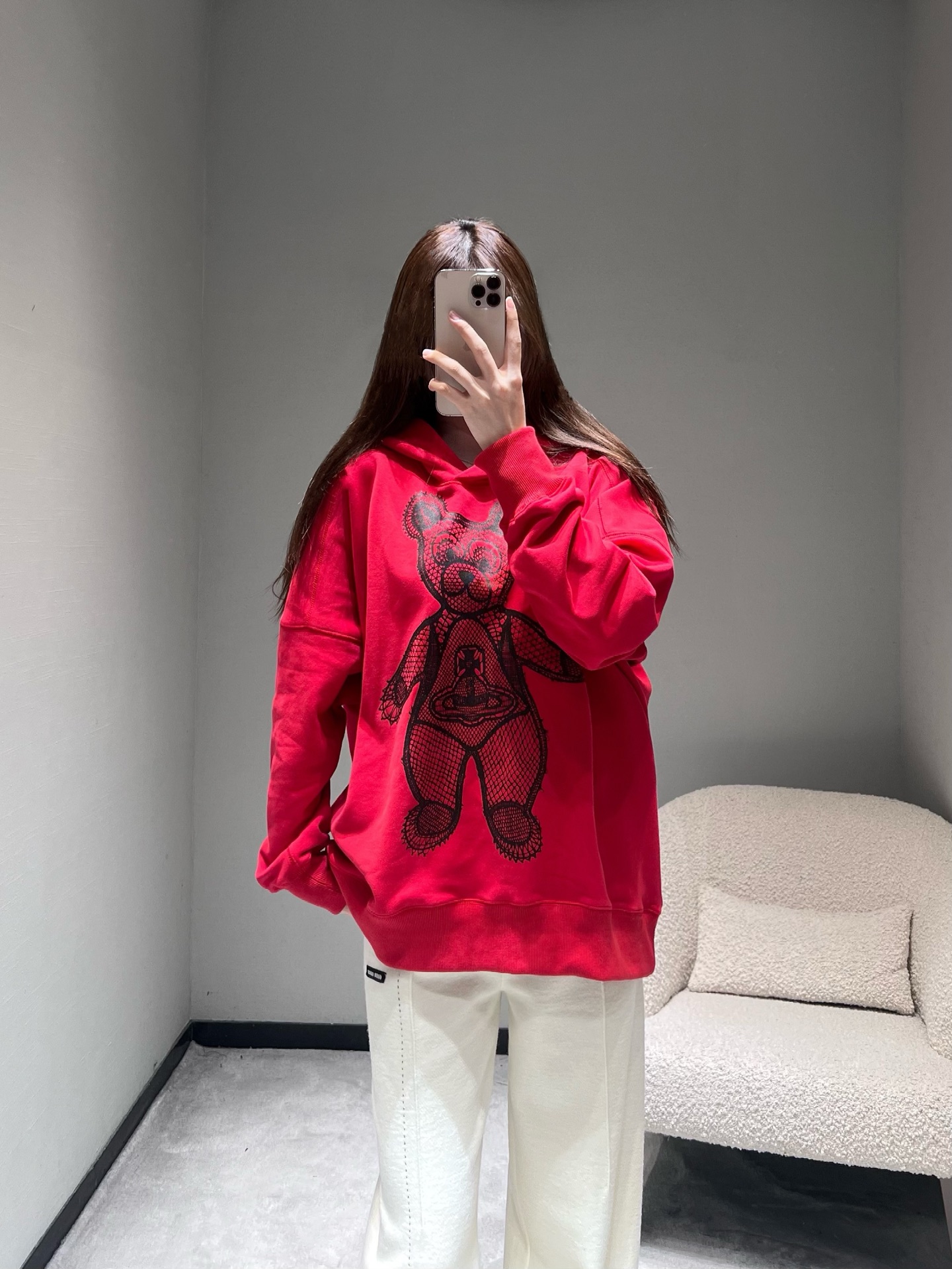 NO:685408,Vivie*e Wes*Western Queen Mother 26SS Limited Series //Saturn Bear Sweatshirt has three-dimensional bear embroidery craftsmanship, lace-like embroidery texture and exquisite three-dimensional texture, Saturn pattern design in the middle, classic hooded design with a casual feel, the drawstring can be adjusted freely, and the loose shoulder version is not flattering and can create a casual oversize effect. Three colors are available: SML, versace, hoodie, sweatshirts, hats,19860909Vivie*e Wes*西 太后26SS限定系列//土星小熊卫衣立体的小熊刺绣工艺,蕾丝质感的刺绣纹理精致立体,中间土星图案设计,经典连帽设计自带休闲感,抽绳可自由调节,宽松的落肩版型不挑身形,能打造随性的oversize效果.三色可选 SML,,versace,hoodie,sweatshirts,hats,,Women's clothing