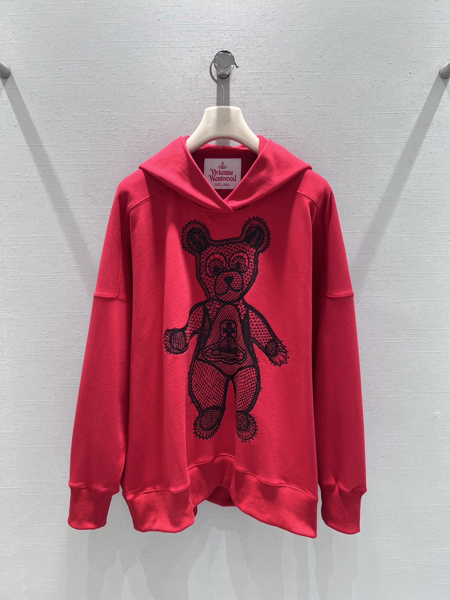 NO:685404,Support exchange Vivie*e Wes*West Queen Mother 26SS Limited Series //Saturn Bear Sweater has three-dimensional bear embroidery craftsmanship, lace-like embroidery texture and exquisite three-dimensional design, Saturn pattern design in the middle, classic hooded design has a casual feel, the drawstring can be adjusted freely, the loose shoulder version is not picky, and can create a casual oversize effect. Three colors available SML real shot details, versace, hoodie, sweatshirts, hats,19860909支持换款 Vivie*e Wes*西 太后26SS限定系列//土星小熊卫衣立体的小熊刺绣工艺,蕾丝质感的刺绣纹理精致立体,中间土星图案设计,经典连帽设计自带休闲感,抽绳可自由调节,宽松的落肩版型不挑身形,能打造随性的oversize效果.三色可选 SML实拍细节,,versace,hoodie,sweatshirts,hats,,Women's clothing