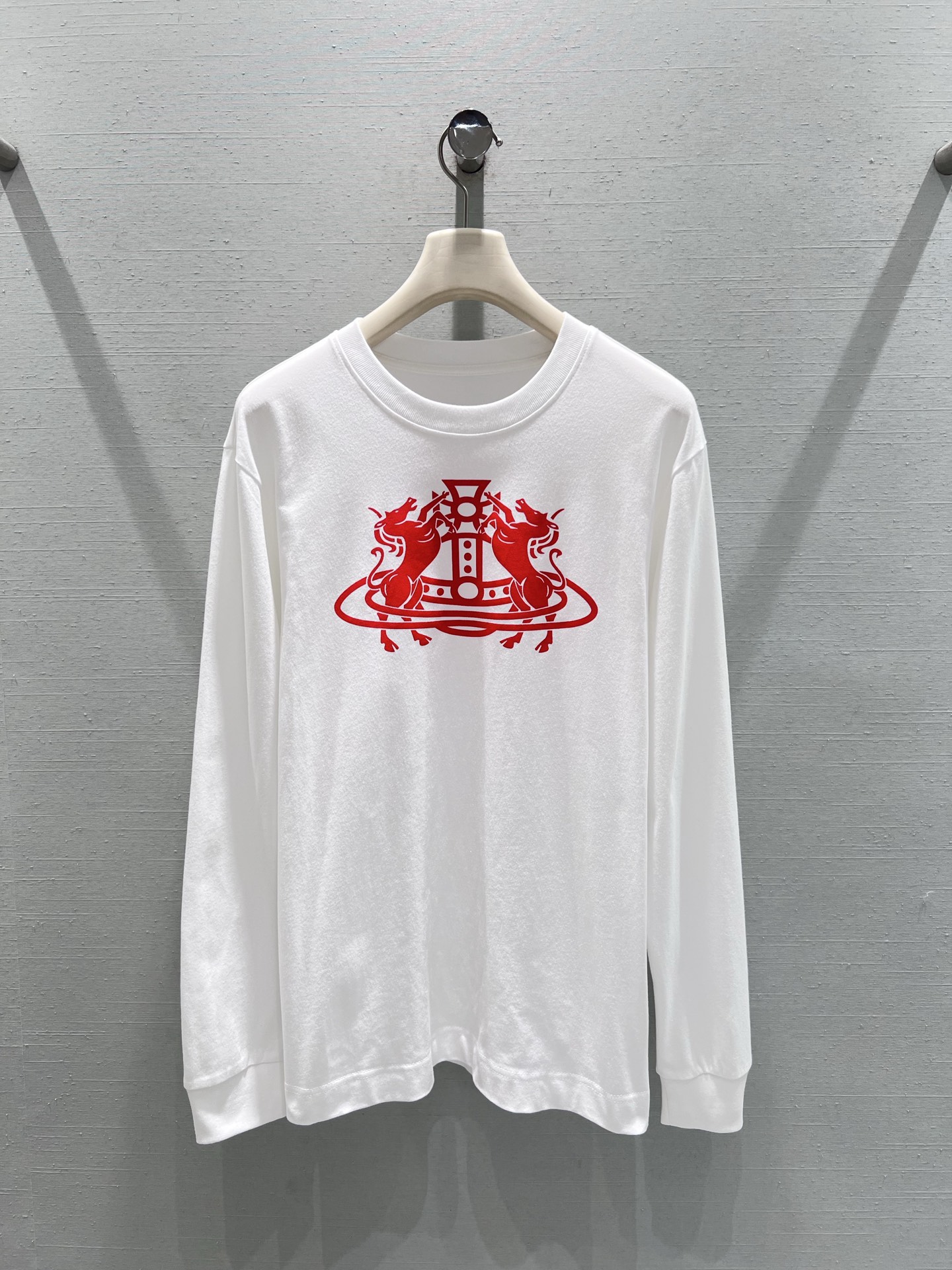 NO:685397,Supports exchange Vivie*e Wes*wood West Queen Mother 26-SS limited series //Saturn print T-shirt with Saturn theme print on the front, strong lines, full of coolness, with visual impact. The basic round neck fits the neck, and the dropped shoulder long sleeves are matched with a loose fit. It is friendly to all body shapes and can also create a casual oversize effect. Two colors are available. SML real shot details, versace, tees, t-shirt,19860909支持换款 Vivie*e Wes*wood西 太后26-SS限定系列//土星印花T恤正面印土星主题印花,线条感强,酷感十足,自带视觉冲击力,基础圆领贴合颈部,落肩长袖搭配宽松版型,对各种身形都很友好,还能打造随性的oversize效果.两色可选 SML实拍细节,,versace,tees，t-shirt,,Women's clothing