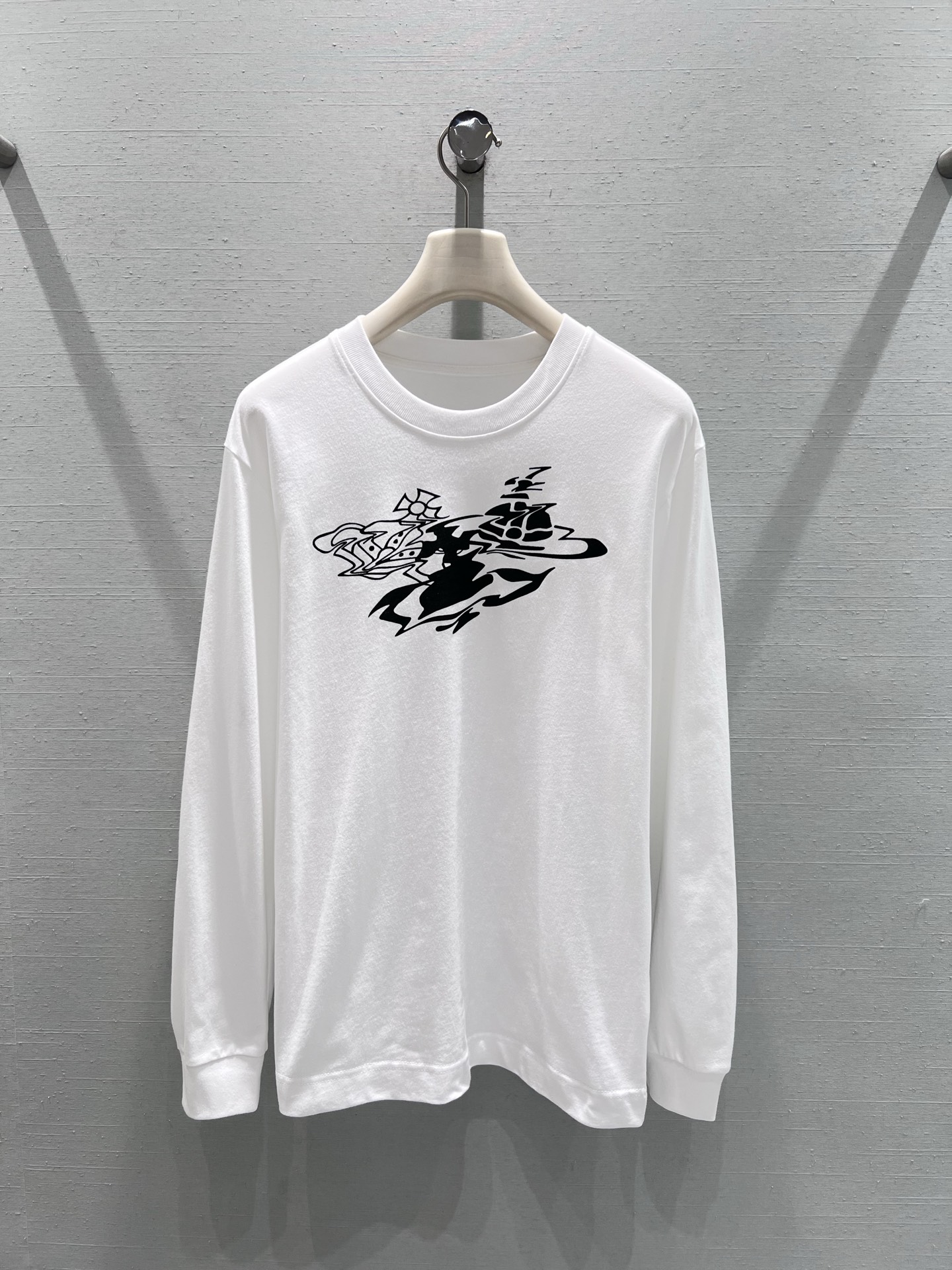 NO:686036,Supports exchange Vivie*e Wes*wood West Queen Mother 26-SS limited series //Saturn print T-shirt with Saturn theme print on the front, strong lines, full of coolness, with visual impact. The basic round neck fits the neck, and the dropped shoulder long sleeves are matched with a loose fit. It is friendly to all body shapes and can also create a casual oversize effect. Two colors are available. SML real shot details, versace, tees, t-shirt,19860909支持换款 Vivie*e Wes*wood西 太后26-SS限定系列//土星印花T恤正面印土星主题印花,线条感强,酷感十足,自带视觉冲击力,基础圆领贴合颈部,落肩长袖搭配宽松版型,对各种身形都很友好,还能打造随性的oversize效果.两色可选 SML实拍细节,,versace,tees，t-shirt,,Women's clothing