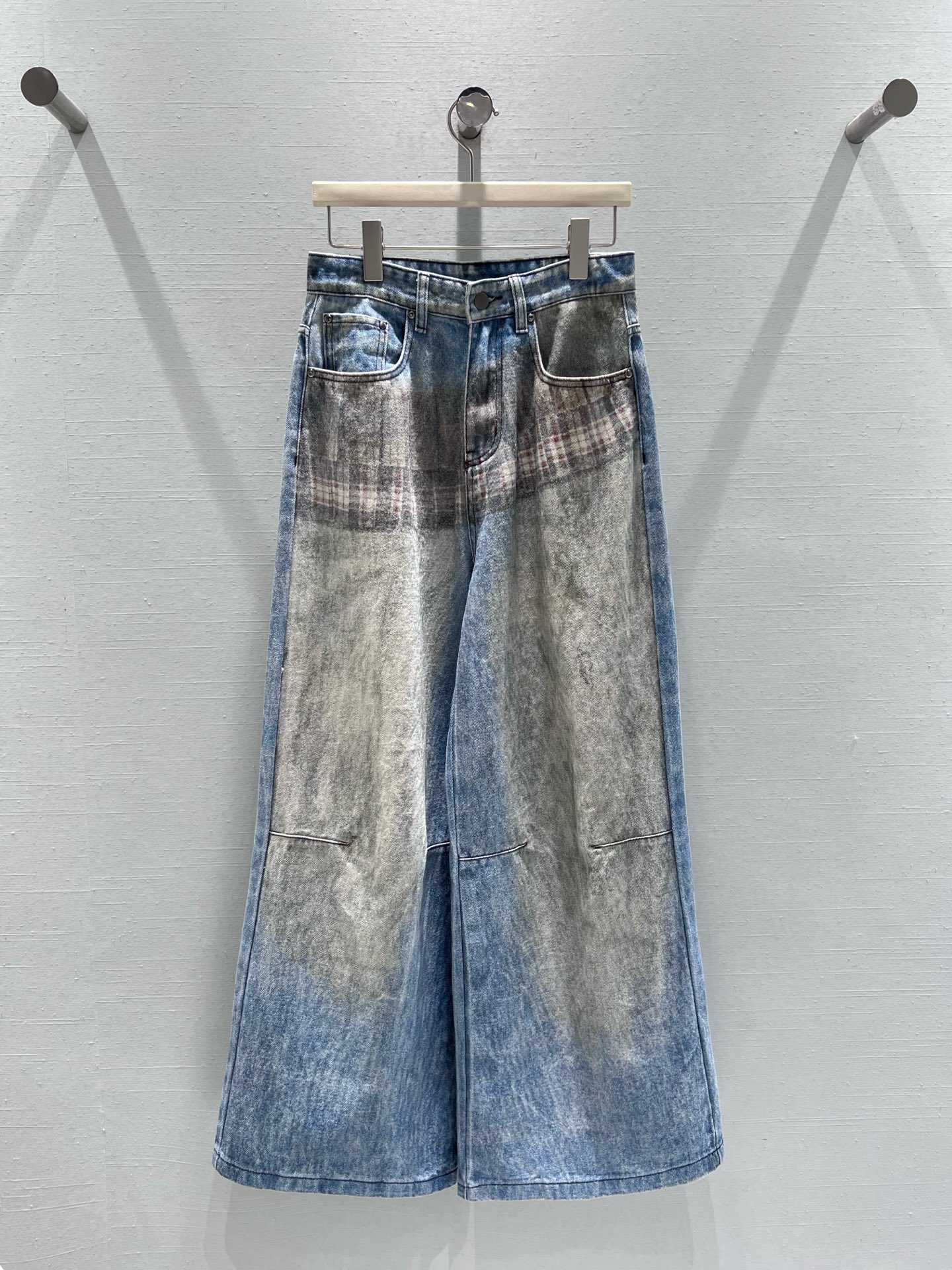 NO:685393,Support exchange of 2026SS spring and summer new product series /// Plaid sfumato wide-leg jeans are made of textured denim fabric, with moderate stiffness, not easy to deform when worn, and have a good drape feeling. The unique blue and gray smudged old process is the core highlight, with natural color transition, with a retro and trendy atmosphere, which is different from the monotony of ordinary jeans. The plaid pattern design makes the overall look more memorable. SML real shot details,,jeans,19860909支持换款2026SS春夏新品系列///格纹晕染阔腿牛仔裤质感牛仔面料,挺括度适中,穿着不易变形,且有良好的垂坠感.独特的蓝灰晕染做旧工艺是核心亮点,色彩过渡自然,自带复古与潮流氛围感,区别于普通牛仔裤的单调,格纹图案设计,让整体造型更有记忆点.SML实拍细节,,jeans,,Women's clothing