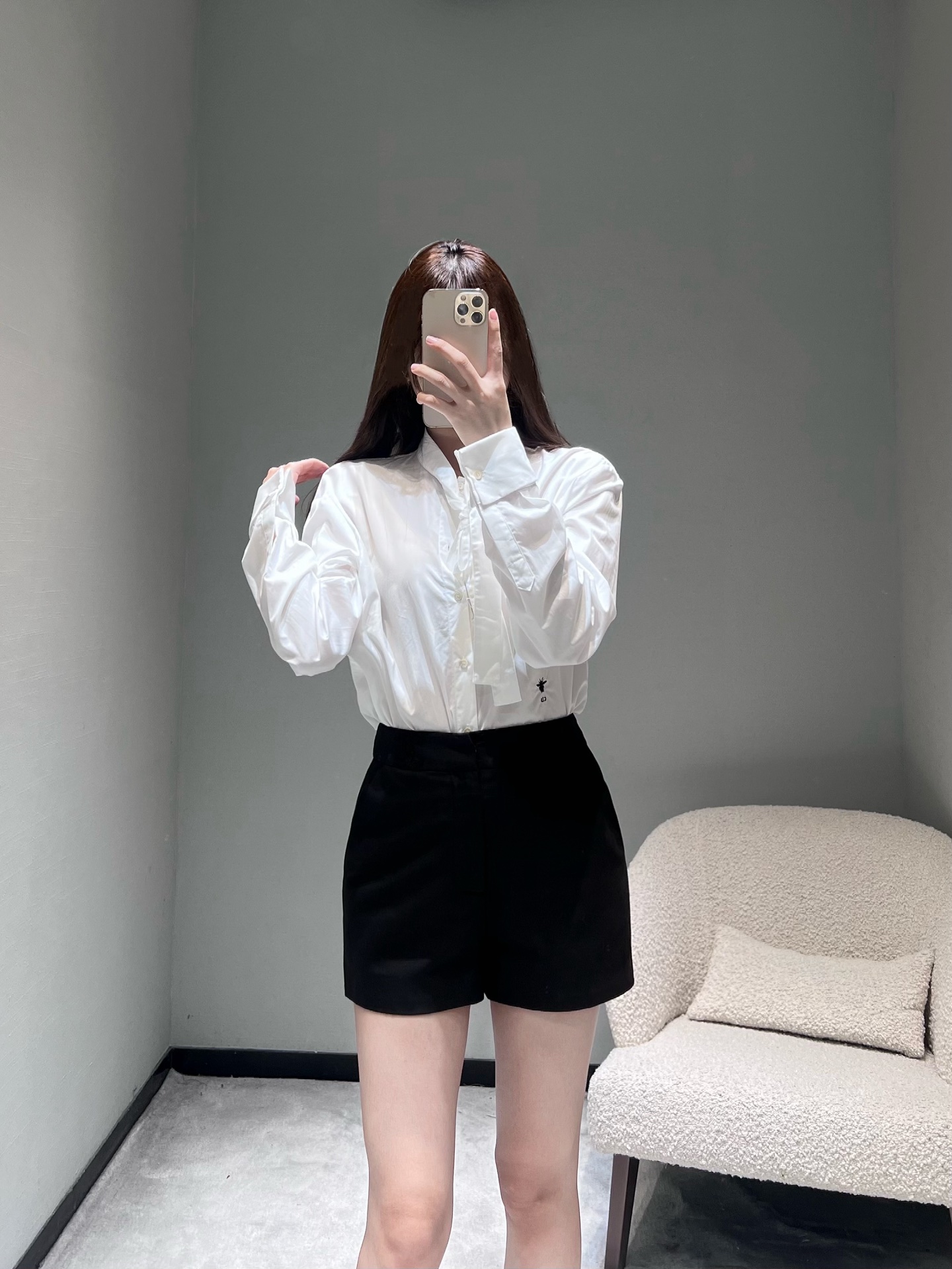 NO:685389,DIO*26SS New Early Spring Series // The neckline of the bow tie embroidered shirt is designed with tieable ribbon bows, adding sweetness and elegance; small bee embroidery decoration is used as a detail, which is simple but not monotonous; the version is loose and moderate, using light and drapey fabrics, smooth to the touch and with a slight luster, the upper body is light and breathable, and has a good drape feeling. SML,, dior, shirts,19860909DIO*26SS早春新品系列//领结刺绣衬衫领口处采用可系结的飘带蝴蝶结设计,增添甜美与优雅气质；蜜蜂小刺绣装饰作为细节点缀,简约却不单调；版型宽松有度,选用轻薄垂顺的面料,触感顺滑且带有微微的光泽感,上身轻盈透气,垂坠感佳.SML,,dior,shirts,,Women's clothing