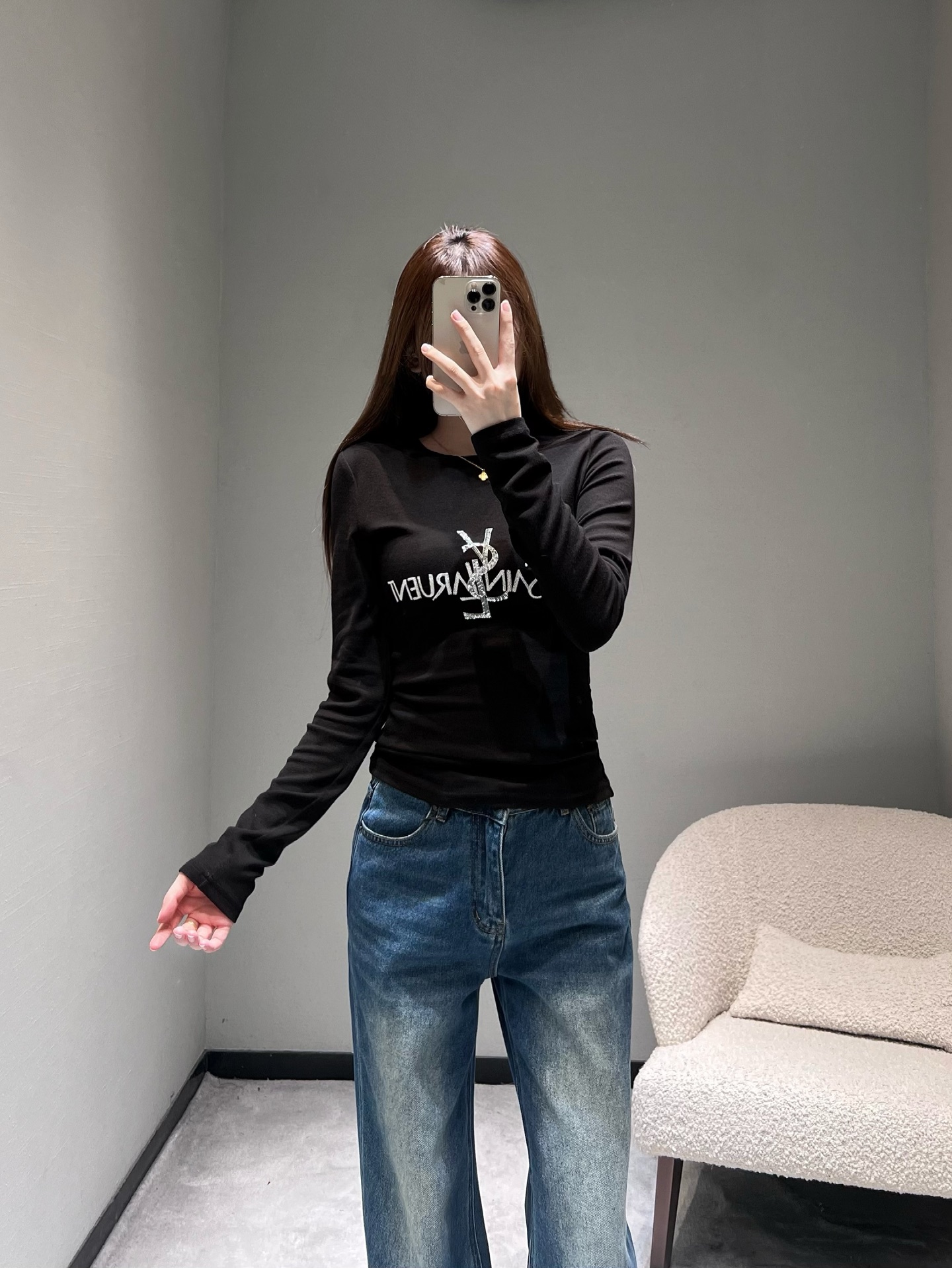 NO:685417,YS*L2026SS new early spring series // Letter embroidered long-sleeved bottoming shirt with logo pattern and monogram printed on the front, which is simple but exquisite; the waisted short version shows the body curve, the basic round neck version fits the neck line, the long-sleeved design takes into account both warmth and styling, simple and light luxury style, it is a versatile and practical style in the wardrobe. Black and white SML,,19860909YS*L2026SS早春上新系列//字母刺绣长袖打底衫正面印有标志图案logo字母组合,简约中透着精致；收腰短款版型更显身材曲线感,基础圆领版型贴合颈部线条,长袖设计兼顾保暖与造型感,简约轻奢风格,是衣橱里的百搭实用款.黑白两色 SML,,,Women's clothing