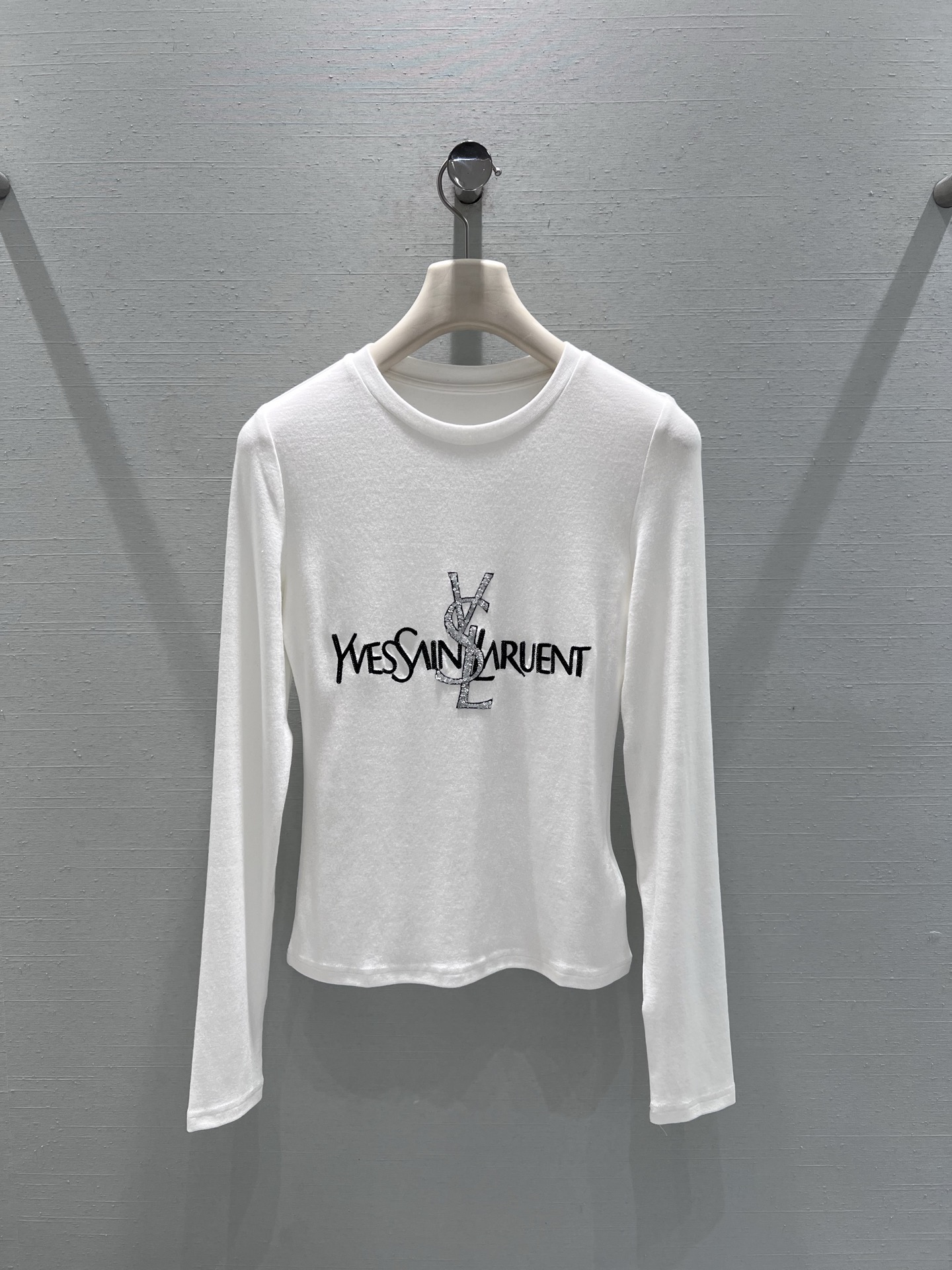 NO:685420,Support YS*L2026SS early spring new series // Letter embroidery long-sleeved bottoming shirt with logo pattern and monogram printed on the front, which is simple yet exquisite; the waisted short version shows the body curve, the basic round neck version fits the neck line, the long-sleeved design takes into account both warmth and styling, simple and light luxury style, it is a versatile and practical style in the wardrobe. Black and white SML real shot details,,19860909支持换款YS*L2026SS早春上新系列//字母刺绣长袖打底衫正面印有标志图案logo字母组合,简约中透着精致；收腰短款版型更显身材曲线感,基础圆领版型贴合颈部线条,长袖设计兼顾保暖与造型感,简约轻奢风格,是衣橱里的百搭实用款.黑白两色 SML实拍细节,,,Women's clothing