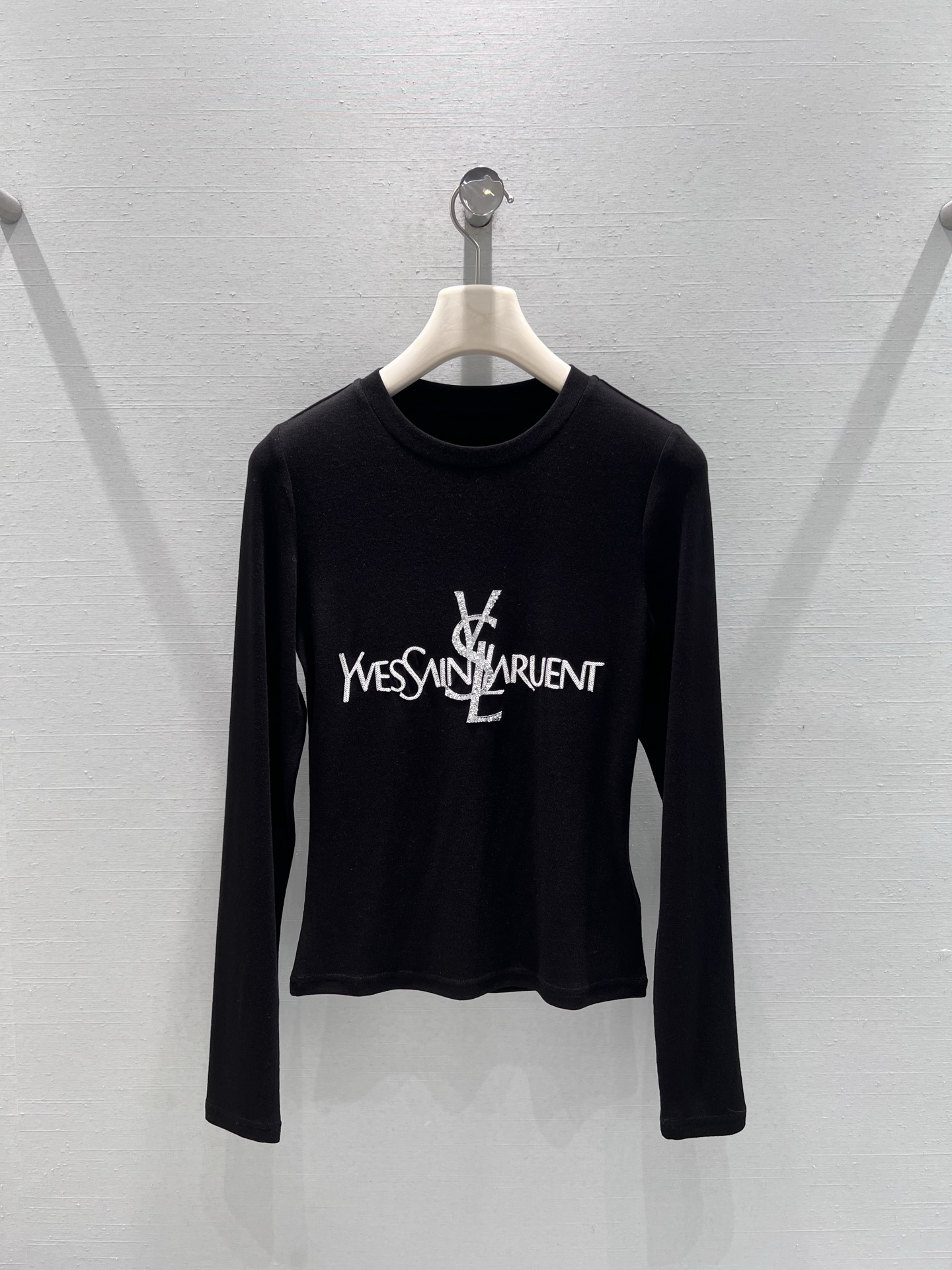 NO:685409,Support YS*L2026SS early spring new series // Letter embroidery long-sleeved bottoming shirt with logo pattern and monogram printed on the front, which is simple yet exquisite; the waisted short version shows the body curve, the basic round neck version fits the neck line, the long-sleeved design takes into account both warmth and styling, simple and light luxury style, it is a versatile and practical style in the wardrobe. Black and white SML real shot details,,19860909支持换款YS*L2026SS早春上新系列//字母刺绣长袖打底衫正面印有标志图案logo字母组合,简约中透着精致；收腰短款版型更显身材曲线感,基础圆领版型贴合颈部线条,长袖设计兼顾保暖与造型感,简约轻奢风格,是衣橱里的百搭实用款.黑白两色 SML实拍细节,,,Women's clothing