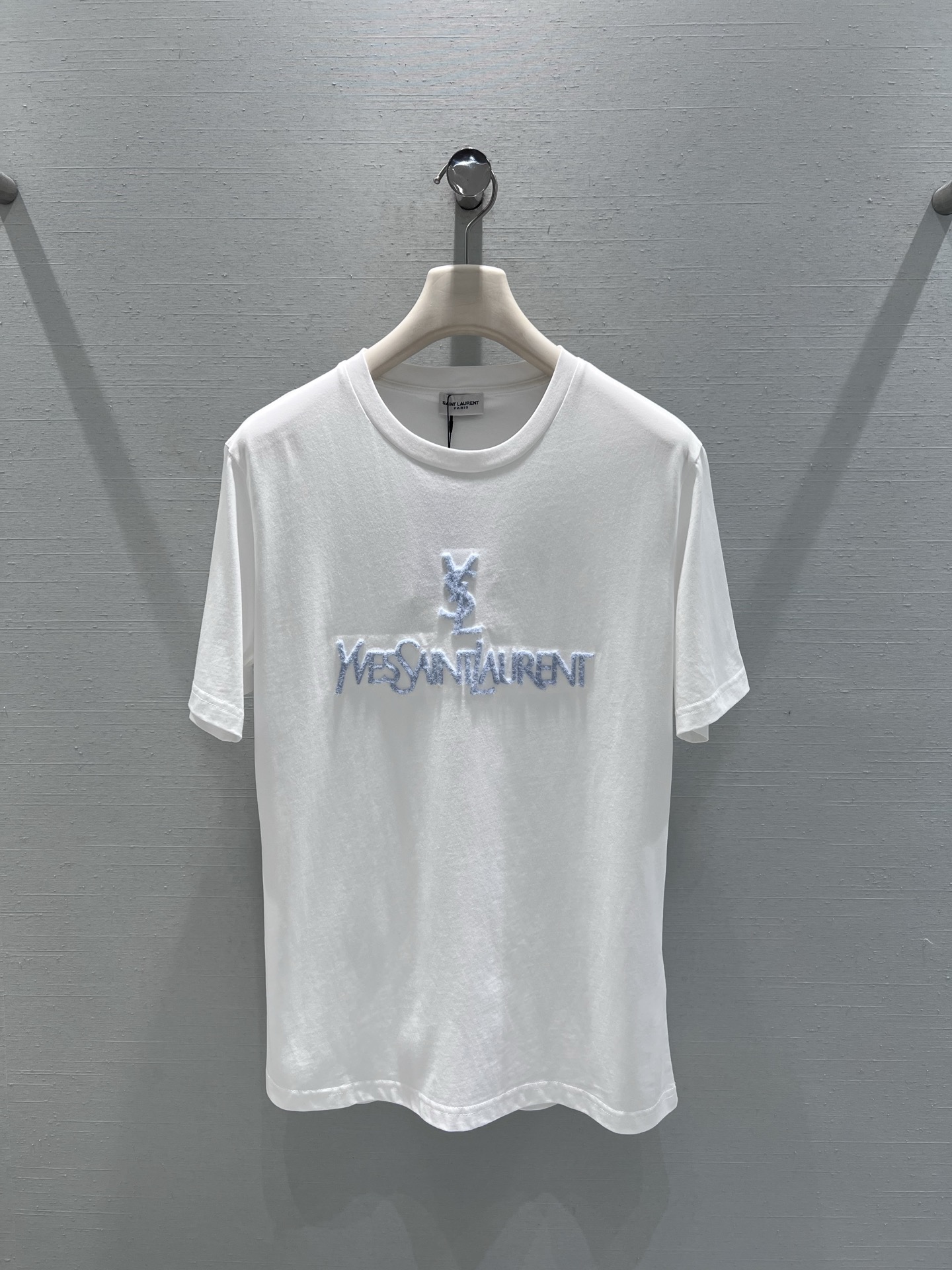 NO:685382,Support YS*L2026SS early spring new series // Letter embroidery short-sleeved T-shirt with super eye-catching towel embroidery embroidery technology, blue letters three-dimensional cutting, full of fresh spring and summer breath, cotton fabric is soft and breathable, basic round neck design, simple and easy to match. SML real shot details, T-shirt, tees, t-shirt,19860909支持换款YS*L2026SS早春上新系列//字母刺绣短袖T恤超亮眼的毛巾绣刺绣工艺,蓝色字母立体裁剪,满满春夏清爽气息扑面而来,棉质面料柔软透气,基础圆领设计,简洁好搭.SML实拍细节,,T-shirt,tees，t-shirt,,Women's clothing