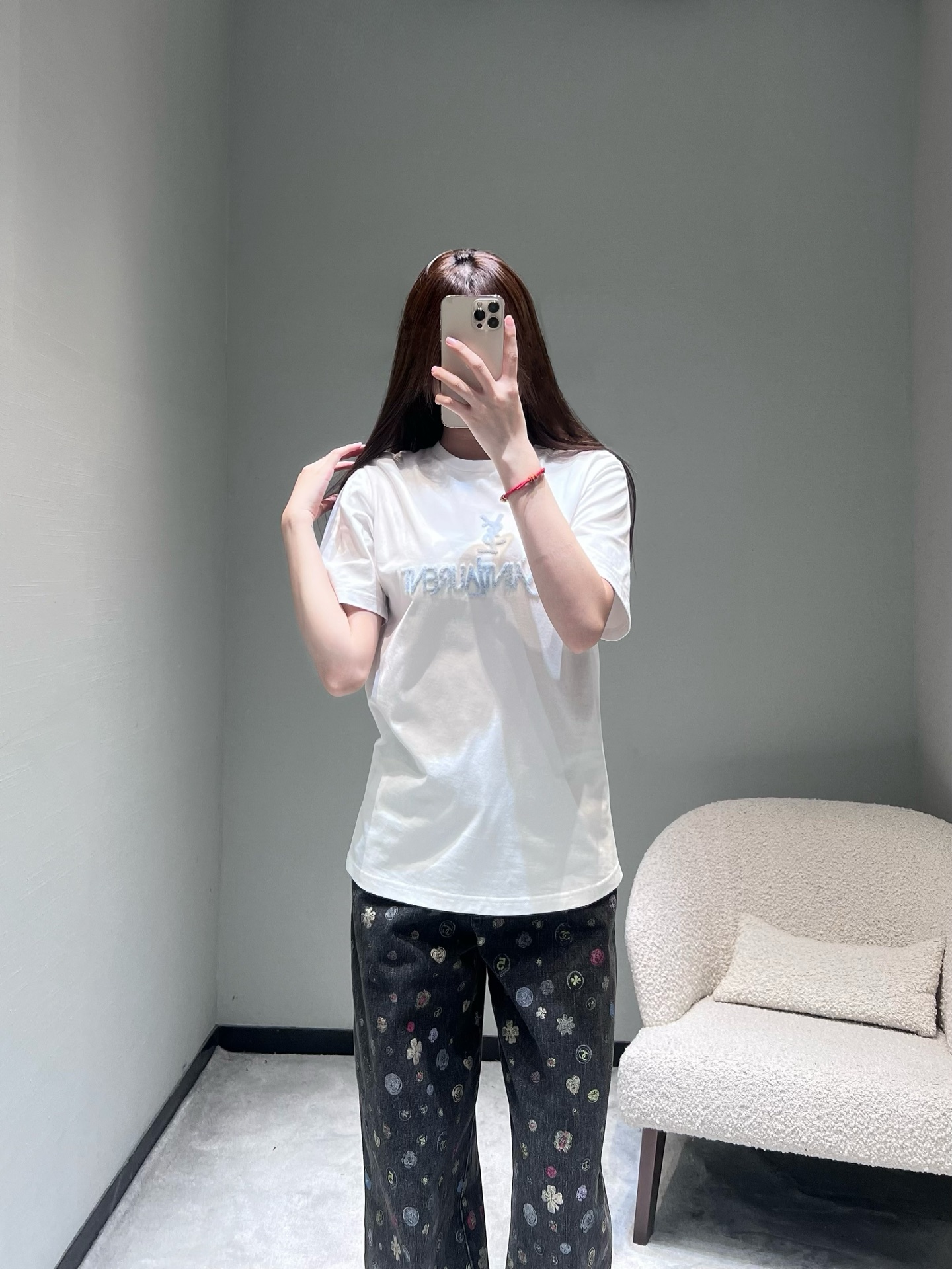 NO:685388,YS*L2026SS new series in early spring // Letter embroidery short-sleeved T-shirt with super eye-catching towel embroidery embroidery technology, blue letters three-dimensional cutting, full of fresh spring and summer breath, cotton fabric is soft and breathable, basic round neck design, simple and easy to match. SML,, T-shirt, tees, t-shirt,19860909YS*L2026SS早春上新系列//字母刺绣短袖T恤超亮眼的毛巾绣刺绣工艺,蓝色字母立体裁剪,满满春夏清爽气息扑面而来,棉质面料柔软透气,基础圆领设计,简洁好搭.SML,,T-shirt,tees，t-shirt,,Women's clothing