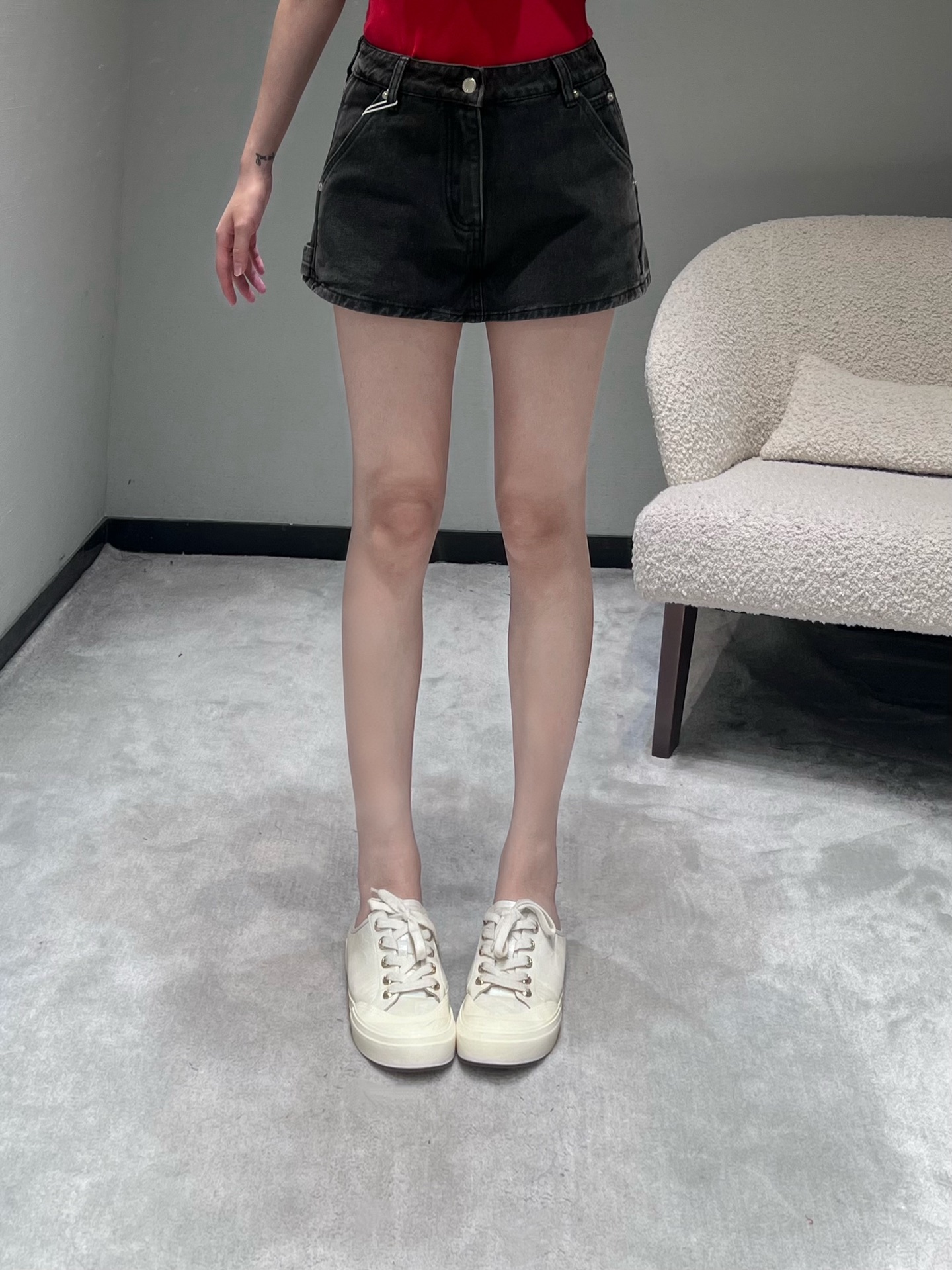 NO:686027,Alexander W*2026SS early spring new product series // AW denim skirt has a classic high-waist cut. The trousers have a simple pocket design. The culottes are designed to be more comfortable and safe to wear. The skirt has a neat silhouette and exposes the leg lines, making it visually taller. It is made of heavy denim fabric, which is stiff and stylish and not easy to deform. The blue model has a retro aged washed matte texture and has a retro atmosphere. SML,,skirts,19860909Alexander W*2026SS早春新品系列//AW牛仔短裙经典高腰剪裁,裤身做了简约的口袋设计,裤裙设计穿搭更加舒适安全,短裙版型利落,露出腿部线条,视觉上更显高挑.选用重磅牛仔面料,挺括有型不易变形,蓝色款带复古做旧水洗效果哑光质感,自带复古氛围.SML,,skirts,,Women's clothing