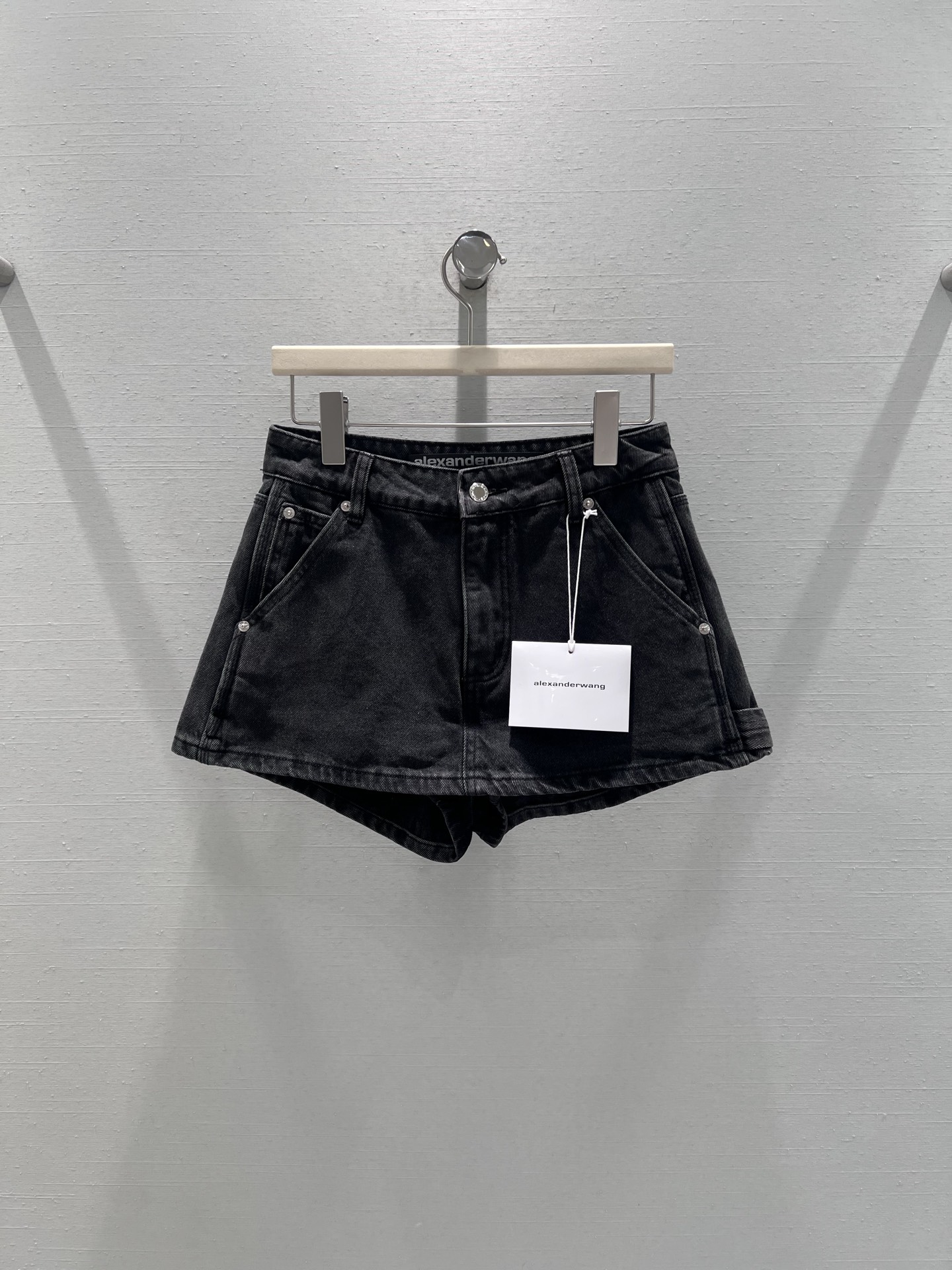 NO:686025,Support for exchange Alexander W*2026SS early spring new product series // AW denim skirt classic high-waist cut, simple pocket design on the trouser body, culottes design is more comfortable and safe to wear, the skirt has a neat silhouette, exposing the leg lines, visually more tall. The heavy denim fabric is selected, stiff and stylish and not easy to deform, the blue version has a retro aged washed effect matte texture, with a retro atmosphere. SML real shot details,,skirts,19860909支持换款Alexander W*2026SS早春新品系列//AW牛仔短裙经典高腰剪裁,裤身做了简约的口袋设计,裤裙设计穿搭更加舒适安全,短裙版型利落,露出腿部线条,视觉上更显高挑.选用重磅牛仔面料,挺括有型不易变形,蓝色款带复古做旧水洗效果哑光质感,自带复古氛围.SML实拍细节,,skirts,,Women's clothing