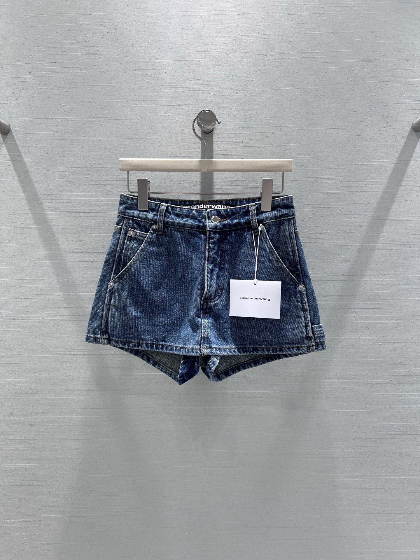 NO:686064,Support for exchange Alexander W*2026SS early spring new product series // AW denim skirt classic high-waist cut, simple pocket design on the trouser body, culottes design is more comfortable and safe to wear, the skirt has a neat silhouette, exposing the leg lines, visually more tall. The heavy denim fabric is selected, stiff and stylish and not easy to deform, the blue version has a retro aged washed effect matte texture, with a retro atmosphere. SML real shot details,,skirts,19860909支持换款Alexander W*2026SS早春新品系列//AW牛仔短裙经典高腰剪裁,裤身做了简约的口袋设计,裤裙设计穿搭更加舒适安全,短裙版型利落,露出腿部线条,视觉上更显高挑.选用重磅牛仔面料,挺括有型不易变形,蓝色款带复古做旧水洗效果哑光质感,自带复古氛围.SML实拍细节,,skirts,,Women's clothing