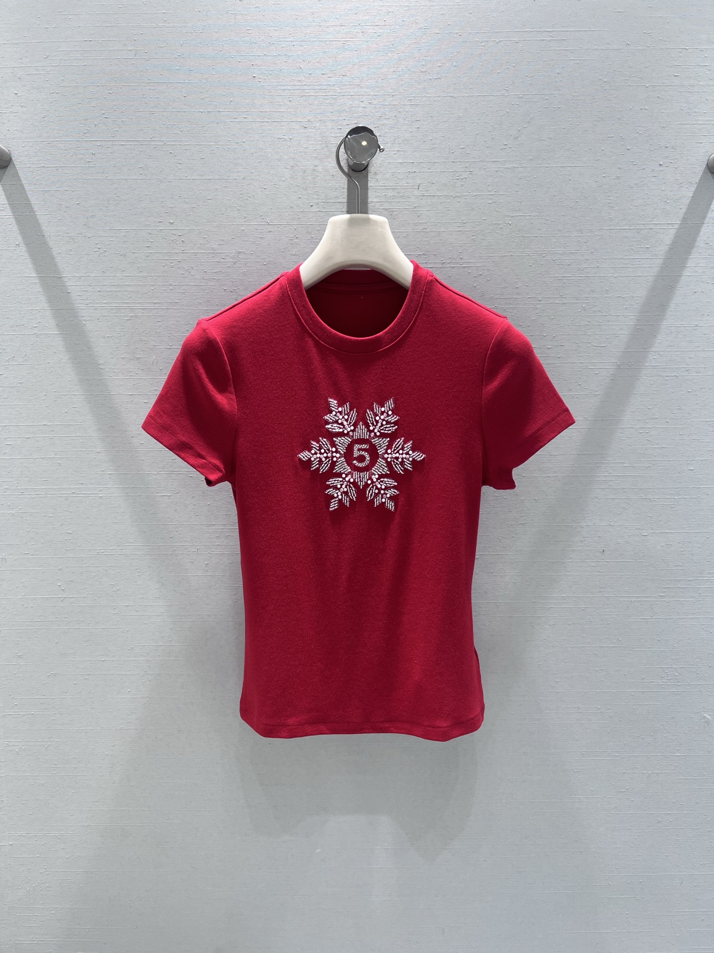 NO:686053,Support exchange Chan*L 2026SS early spring new product series //Snowflake stud short-sleeved T-shirt is decorated with snowflake-shaped studs on the chest. The inlaid rhinestone blingbling has a sense of luster. The center of the snowflake also incorporates the number '5' detail design, niche and unique; basic round neck with short-sleeved tailoring, simple and neat, using skin-friendly fabrics, matching jackets in autumn and winter, full of sophistication. SML real shot details, chanel, jackets &  coats,T-shirt,tees,t-shirt,19860909支持换款Chan*L 2026SS早春新品系列//雪花钉钻短袖T恤胸口处采用雪花造型的钉钻装饰,镶嵌的水钻blingbling自带光泽感,雪花中心还融入数字“5”的细节设计,小众又别致；基础圆领搭配短袖剪裁,简约利落,采用亲肤的面料,秋冬搭配外套,精致感十足.SML实拍细节,,chanel,jackets & coats,T-shirt,tees，t-shirt,,Women's clothing