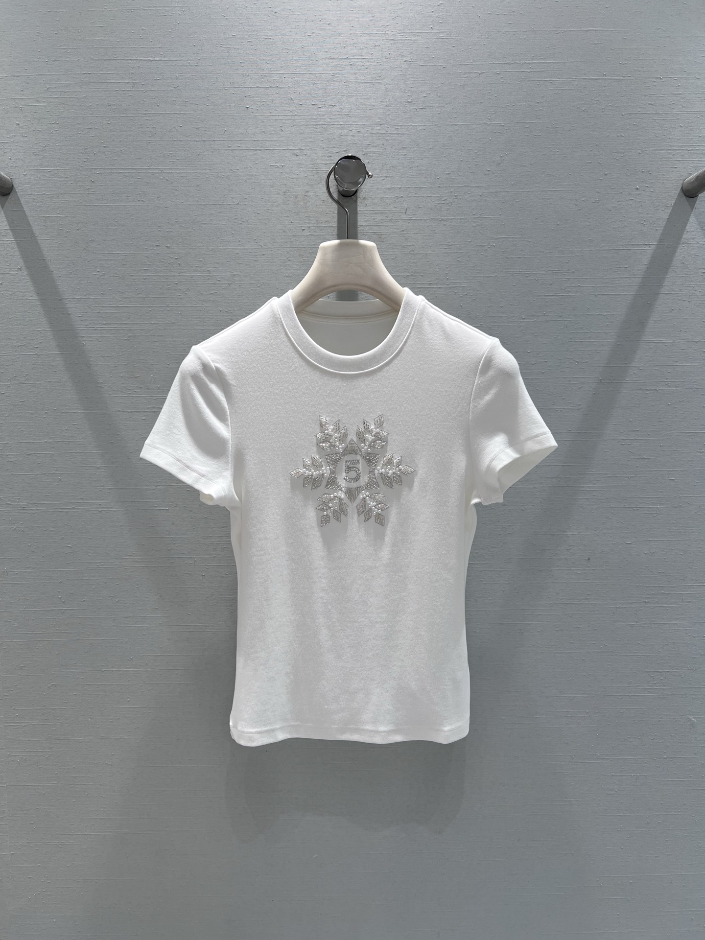NO:686044,Support exchange Chan*L 2026SS early spring new product series //Snowflake stud short-sleeved T-shirt is decorated with snowflake-shaped studs on the chest. The inlaid rhinestone blingbling has a sense of luster. The center of the snowflake also incorporates the number '5' detail design, niche and unique; basic round neck with short-sleeved tailoring, simple and neat, using skin-friendly fabrics, matching jackets in autumn and winter, full of sophistication. SML real shot details, chanel, jackets &  coats,T-shirt,tees,t-shirt,19860909支持换款Chan*L 2026SS早春新品系列//雪花钉钻短袖T恤胸口处采用雪花造型的钉钻装饰,镶嵌的水钻blingbling自带光泽感,雪花中心还融入数字“5”的细节设计,小众又别致；基础圆领搭配短袖剪裁,简约利落,采用亲肤的面料,秋冬搭配外套,精致感十足.SML实拍细节,,chanel,jackets & coats,T-shirt,tees，t-shirt,,Women's clothing