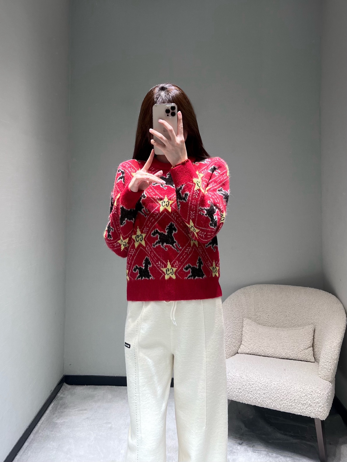 NO:686029,Guc*i26SS new early spring series // Jacquard pony sweater knitted with jacquard craftsmanship, the red tone is warm and festive, suitable for festive scenes such as Christmas and New Year; the body is covered with black pony and yellow star jacquard patterns, with a rhombus texture base, the pattern is rich in layers but not messy, adding a sense of playfulness and sophistication. SML,, gucci, sweaters,19860909Guc*i26SS早春新品系列//提花小马毛衣针织提花工艺,正红色调热烈喜庆,适配圣诞、新年等节日场景；衣身布满黑色小马与黄色星星提花图案,搭配菱格纹理打底,图案层次丰富却不杂乱,增添了俏皮与精致感.SML,,gucci,sweaters,,Women's clothing