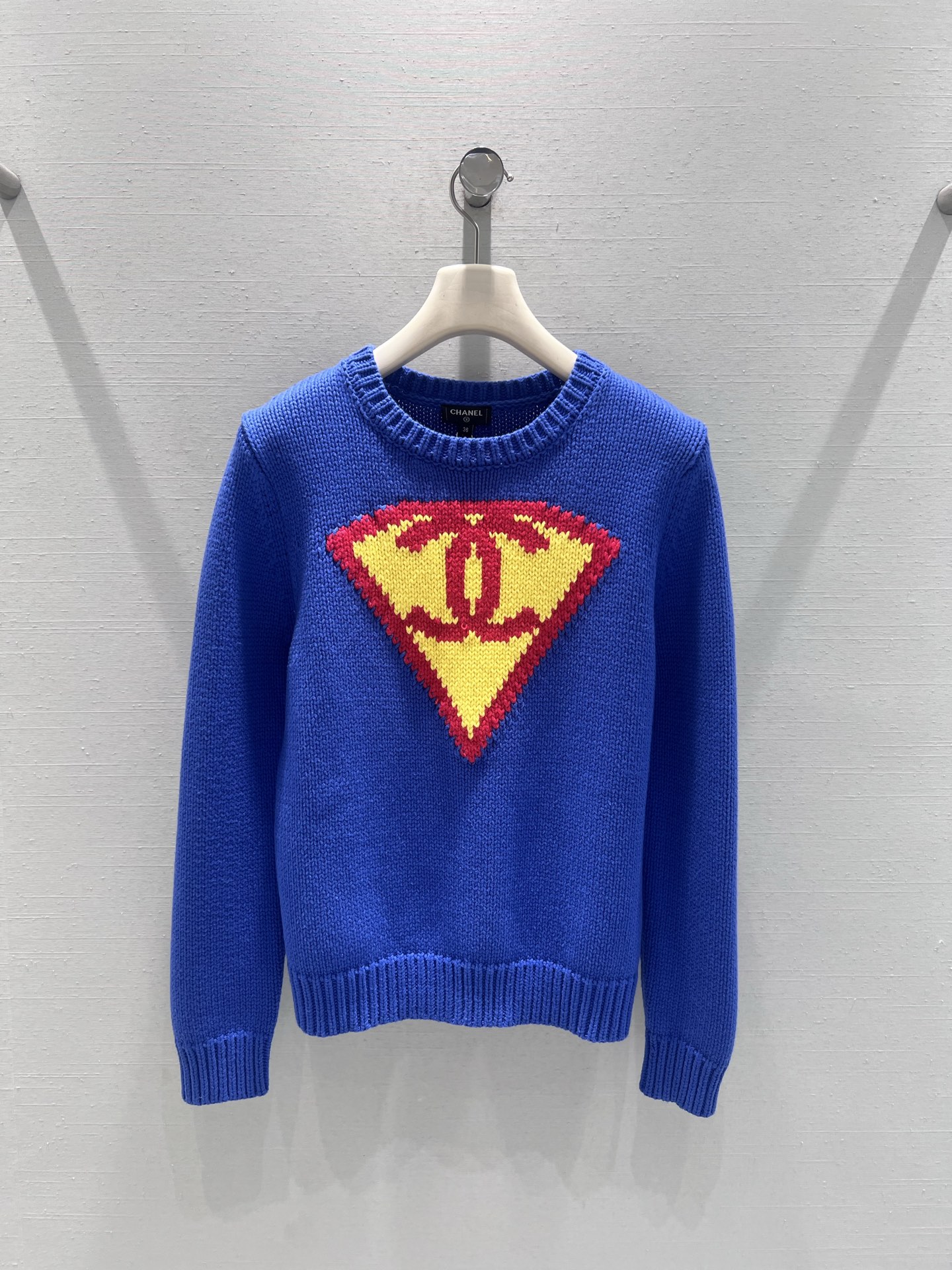 NO:686018,Support exchange Chan*L 2026SS early spring new product series // Latest co-branded series of jacquard knitted sweaters, Rocky's same model has Superman's iconic triangle badge jacquard on the chest, yellow and red contrasting colors with Xiangxiangjia double C letter elements, jacquard craftsmanship is three-dimensional and full, a must-have fashion item for the interesting wardrobe, combining classic cartoon elements with luxurious design. SML real shot details,,chanel,chanel,sweaters,19860909支持换款Chan*L 2026SS早春新品系列//提花针织毛衣最新联名系列,Rocky同款胸前是超人标志性三角徽章提花,黄红撞色搭配香香家双C字母元素,提花工艺立体饱满,充满趣味的衣柜必入时尚单品,将经典卡通元素与奢华设计结合.SML实拍细节,,chanel,chanel,sweaters,,Women's clothing