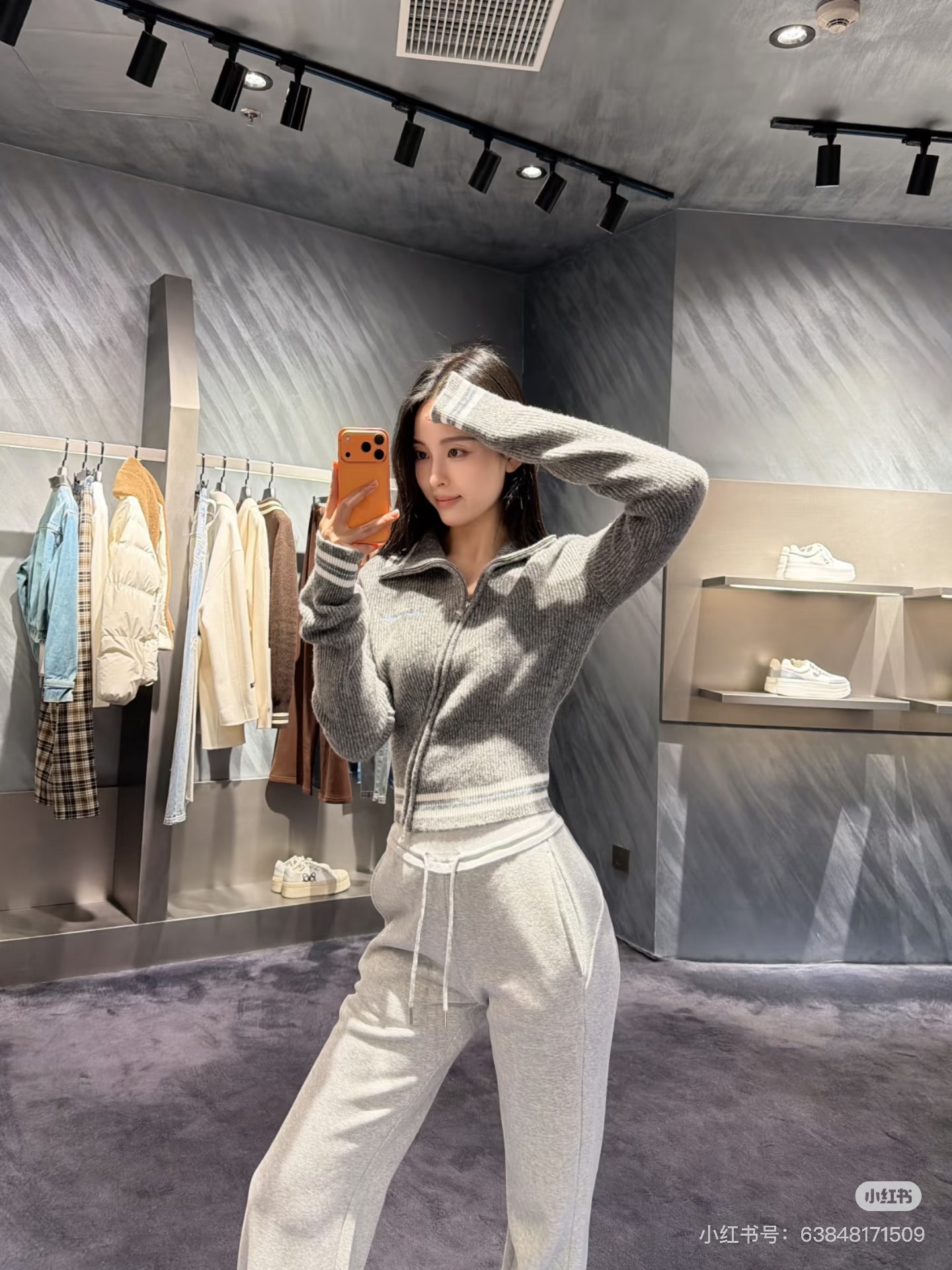 NO:686016,AnnAndelma*2026SS Early Spring New Product Series//Gray diagonal zipper knitted cardigan has an asymmetrical diagonal zipper design and a lapel shape, which is simple and individual. The body has a vertical groove stripe texture, which visually makes it slimmer. The high-grade gray-tone white contrast stripe embellishment adds a sense of casual vitality; the chest embroidery and edge hemming are exquisite and the details highlight the workmanship. SML,,19860909AnnAndelma*2026SS早春新品系列//灰斜拉链针织开衫不对称斜拉链设计,搭配翻领造型,自带简约又个性,衣身是竖坑条纹理,视觉上更显修身,高级灰调白色撞色条纹点缀,增添了休闲活力感；胸前刺绣,边缘包边工艺精致,细节处彰显做工.SML,,,Women's clothing