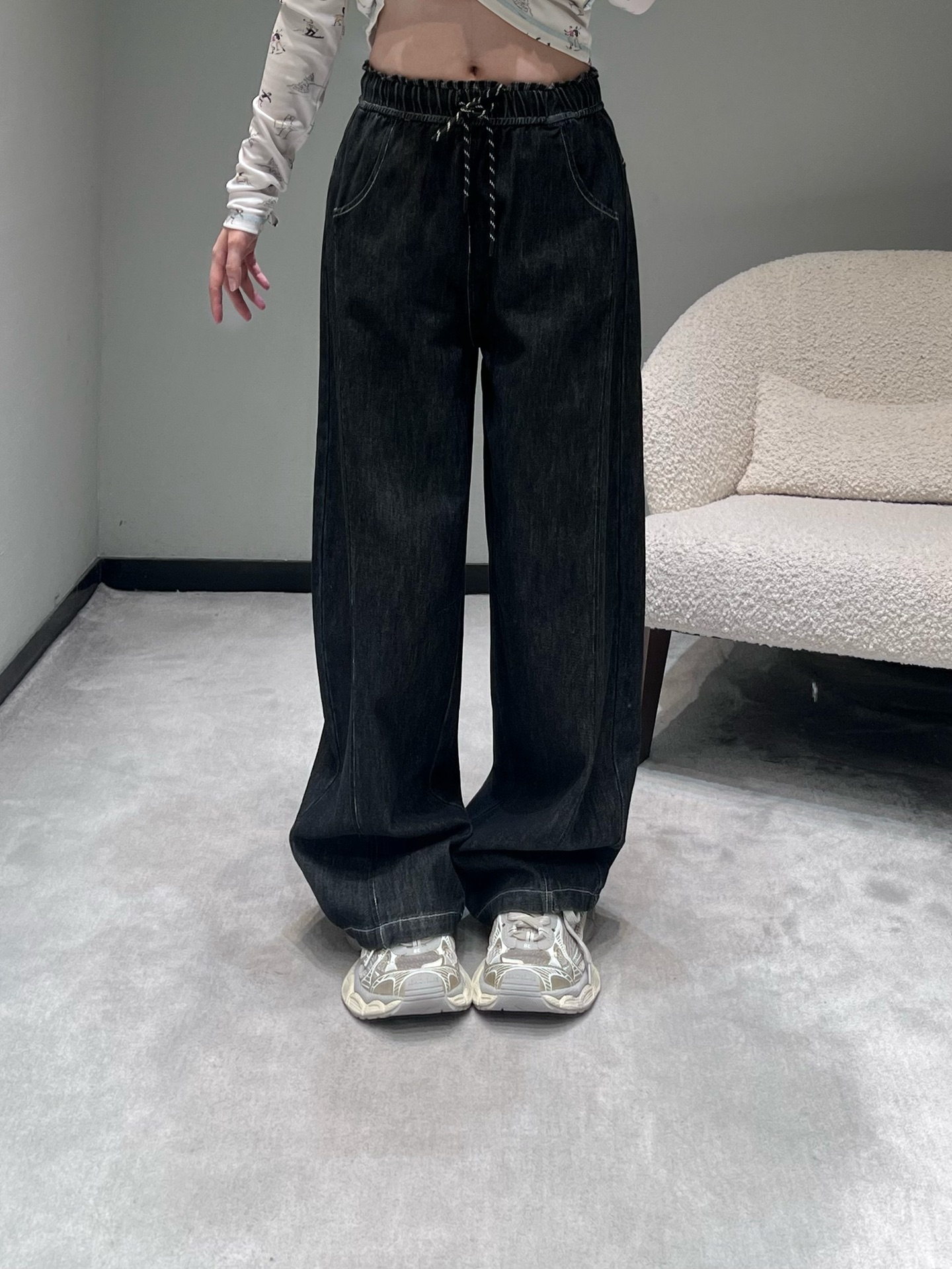 NO:686382,2026SS Spring and Summer New Product Series///Wide-leg jeans are high-waisted and wide-leg cut. The high-waist design can raise the waistline and optimize the body proportions. The wide-leg pants are very tolerant to the leg shape. The plaid splicing waistband is unique; dark denim fabric, the stiffness of the denim can keep the pants neat, and the front of the pants has unique topstitch decoration, adding design ingenuity to the simple jeans. SML,,jeans,198609092026SS春夏新品系列///阔腿牛仔裤高腰阔腿剪裁,高腰设计能拉高腰线、优化身材比例,阔腿裤型对腿型包容度极高,格子布拼接腰头独具一格；深色牛仔面料,牛仔的挺括度能让裤型保持利落,裤身正面有别致的明线装饰,为简约的牛仔裤增添了设计巧思.SML,,jeans,,Women's clothing