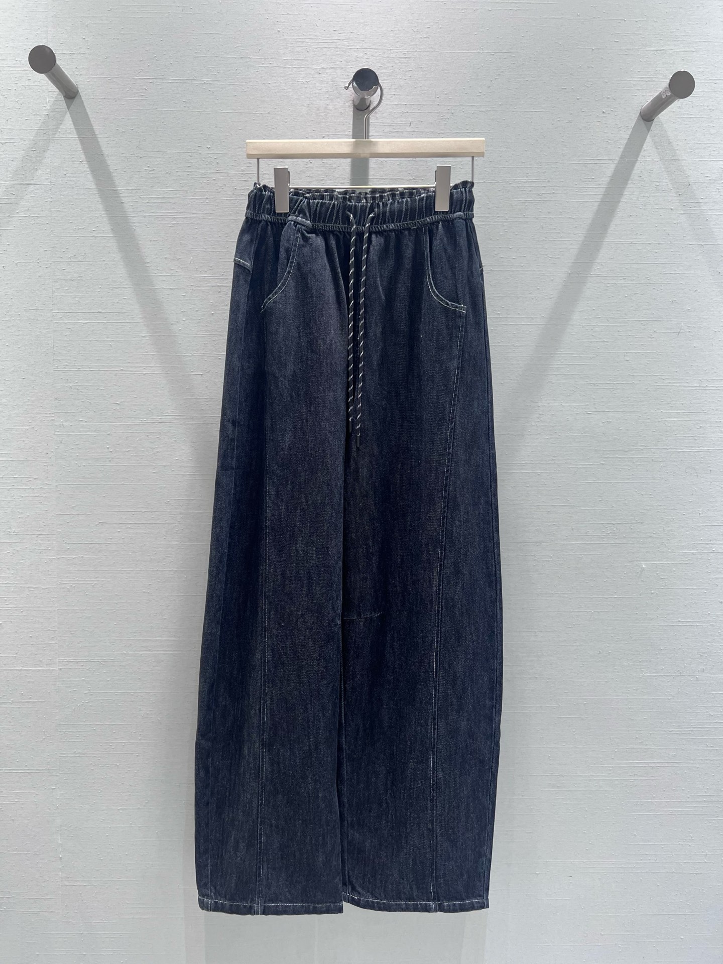 NO:686377,Support exchange of 2026SS spring and summer new product series ///Wide-leg jeans are cut with high waist and wide legs. The high-waist design can raise the waistline and optimize the proportion of the body. The wide-leg pants are very tolerant to the leg shape. The plaid splicing waist is unique; dark denim fabric, the stiffness of the denim can keep the pants neat, and the front of the pants has unique topstitch decoration, which adds design ingenuity to the simple jeans. SML real shot details,,jeans,19860909支持换款2026SS春夏新品系列///阔腿牛仔裤高腰阔腿剪裁,高腰设计能拉高腰线、优化身材比例,阔腿裤型对腿型包容度极高,格子布拼接腰头独具一格；深色牛仔面料,牛仔的挺括度能让裤型保持利落,裤身正面有别致的明线装饰,为简约的牛仔裤增添了设计巧思.SML实拍细节,,jeans,,Women's clothing