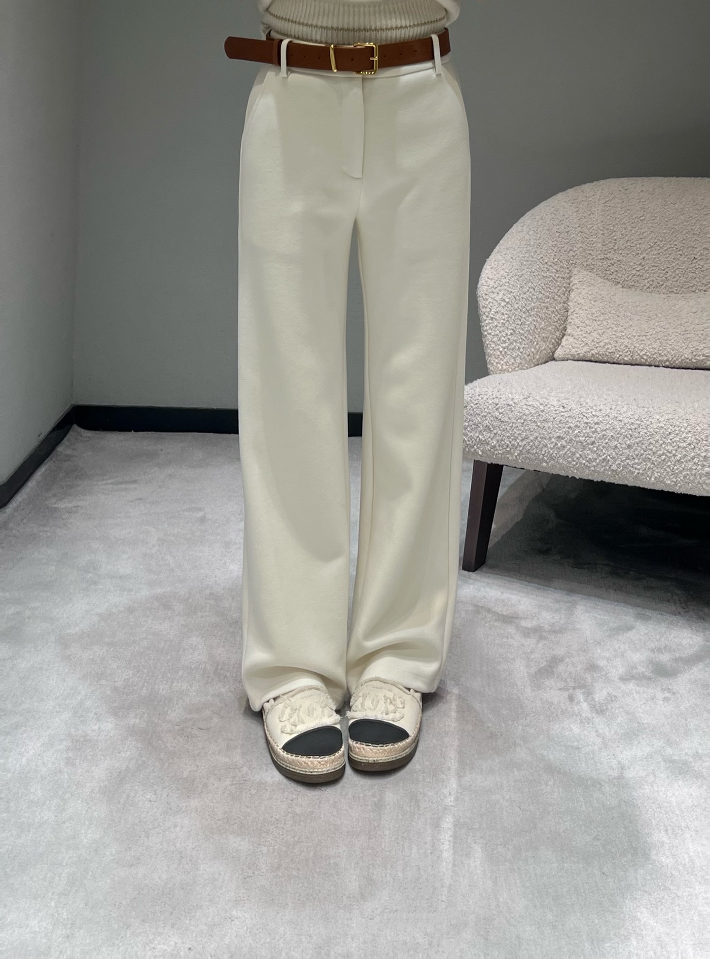 NO:686376,MIU*25FW New Autumn and Winter Product Series // Off-white straight-leg casual trousers are high-waisted and straight-cut. The loose trouser legs can modify the shape of the legs. The trousers are equipped with invisible pockets of the same color, taking into account both beauty and practicality. The brown leather belt matched with the waist is the finishing touch, neutralizing the softness of the light color and adding a sense of retro and sophistication. SML,,miumiu,19860909MIU*25FW秋冬新品系列//米白色直筒休闲裤高腰直筒剪裁,宽松的裤管能修饰腿型,裤身搭配同色系隐形口袋,兼顾美观与实用性,腰间搭配的棕色皮质腰带是点睛之笔,中和了浅色系的柔和,增添了复古与精致感.SML,,miumiu,,Women's clothing