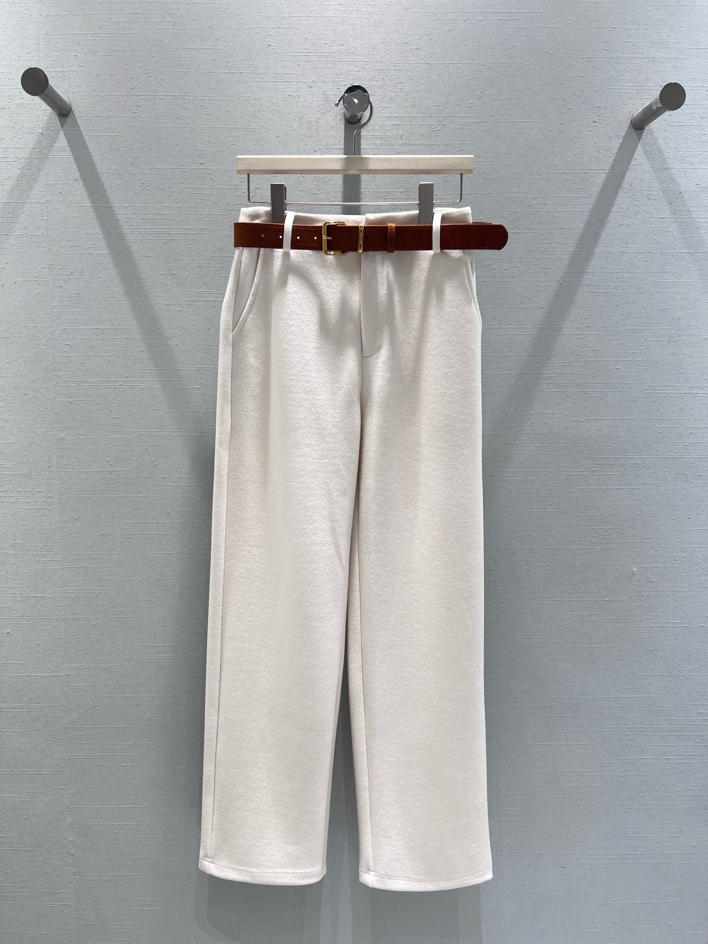 NO:686373,Support exchange MIU*25FW new autumn and winter series // Off-white straight casual pants with high waist and straight cut. The loose trouser legs can modify the shape of the legs. The trousers are equipped with invisible pockets of the same color, taking into account both beauty and practicality. The brown leather belt matched with the waist is the finishing touch, neutralizing the softness of the light color and adding a sense of retro and sophistication. SML real shot details, miumiu,19860909支持换款MIU*25FW秋冬新品系列//米白色直筒休闲裤高腰直筒剪裁,宽松的裤管能修饰腿型,裤身搭配同色系隐形口袋,兼顾美观与实用性,腰间搭配的棕色皮质腰带是点睛之笔,中和了浅色系的柔和,增添了复古与精致感.SML实拍细节,,miumiu,,Women's clothing